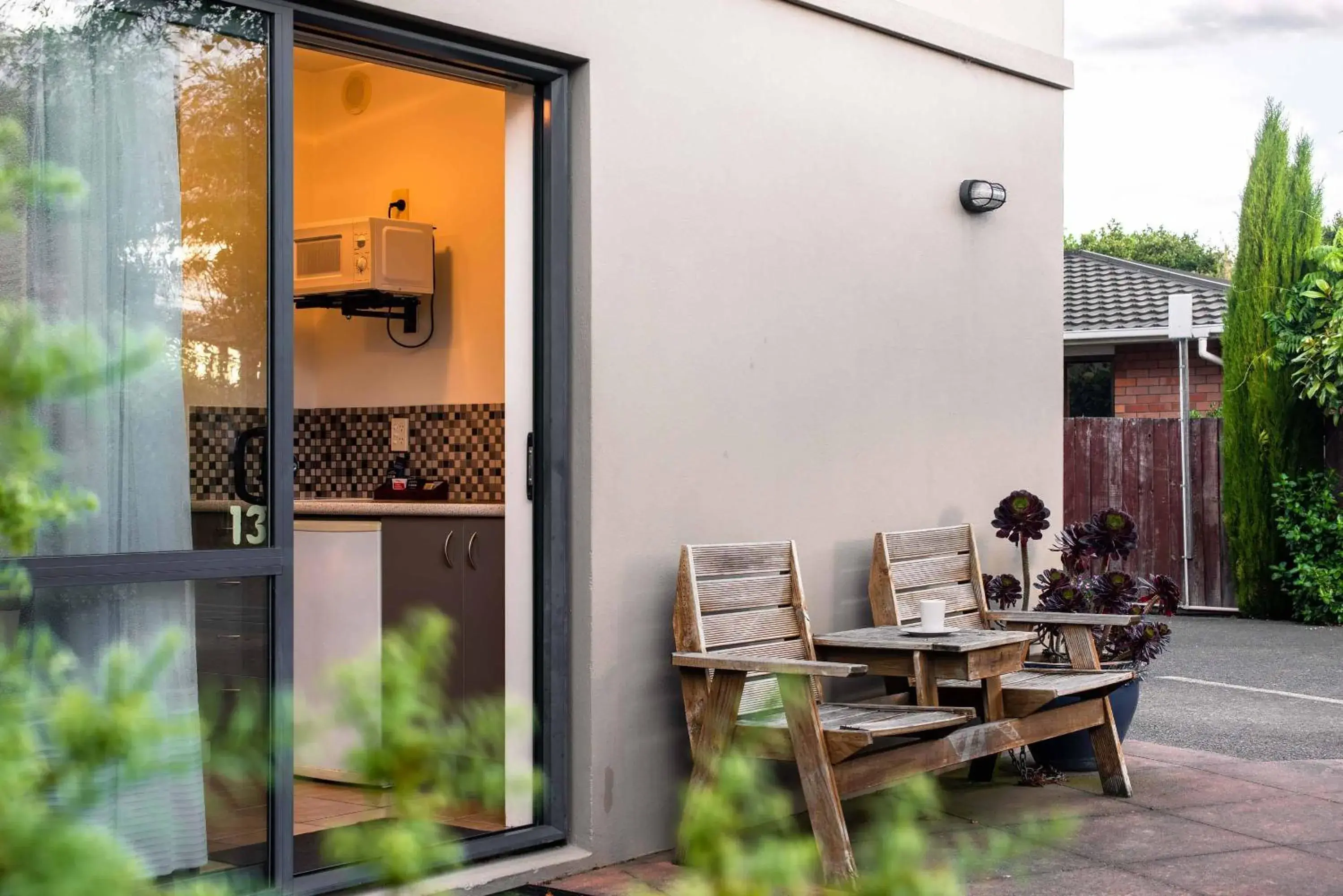 Deluxe King Studio in 298 Westside Motor Lodge Deluxe King Studio in 298 Westside Motor Lodge