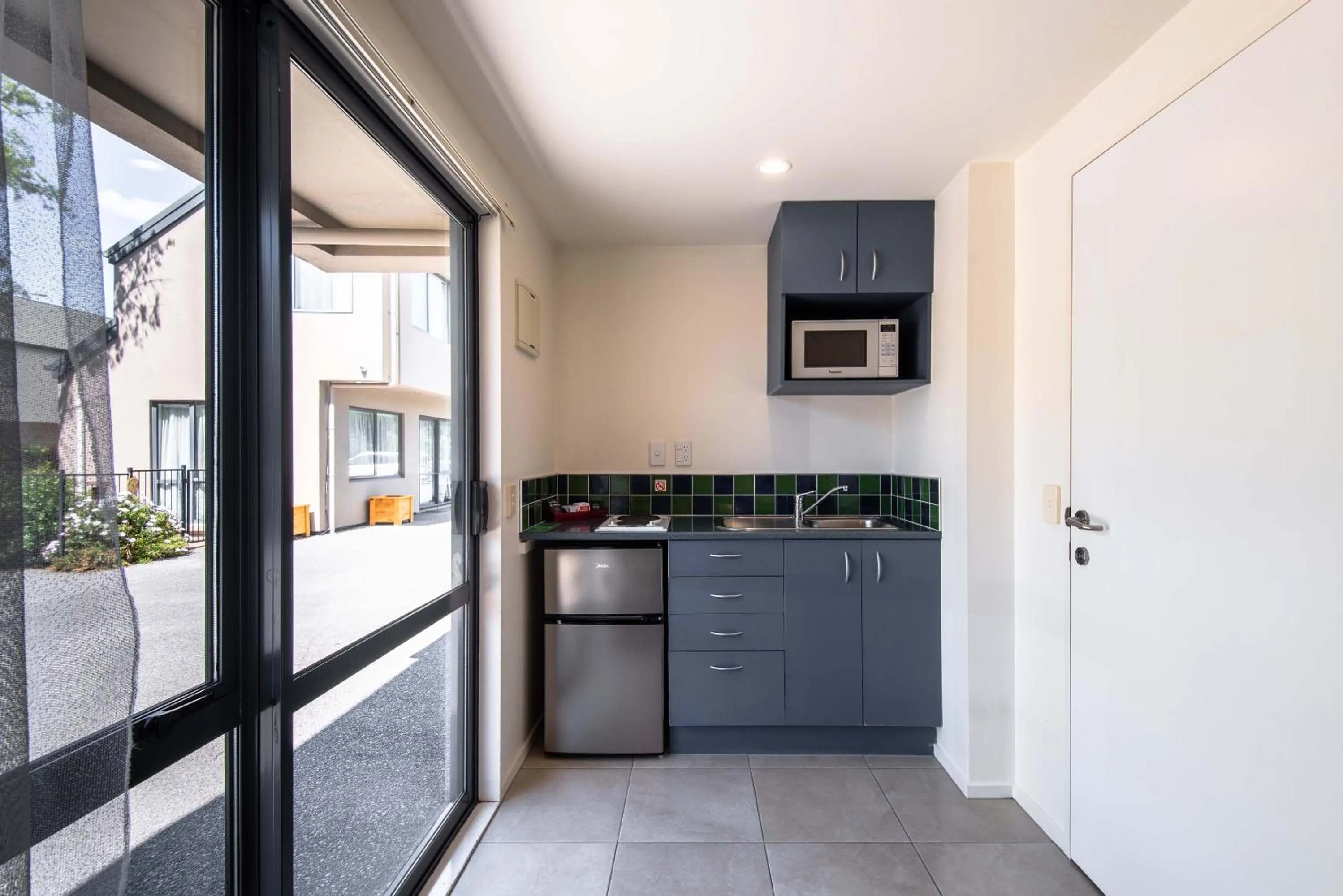 Kitchen or kitchenette in 298 Westside Motor Lodge