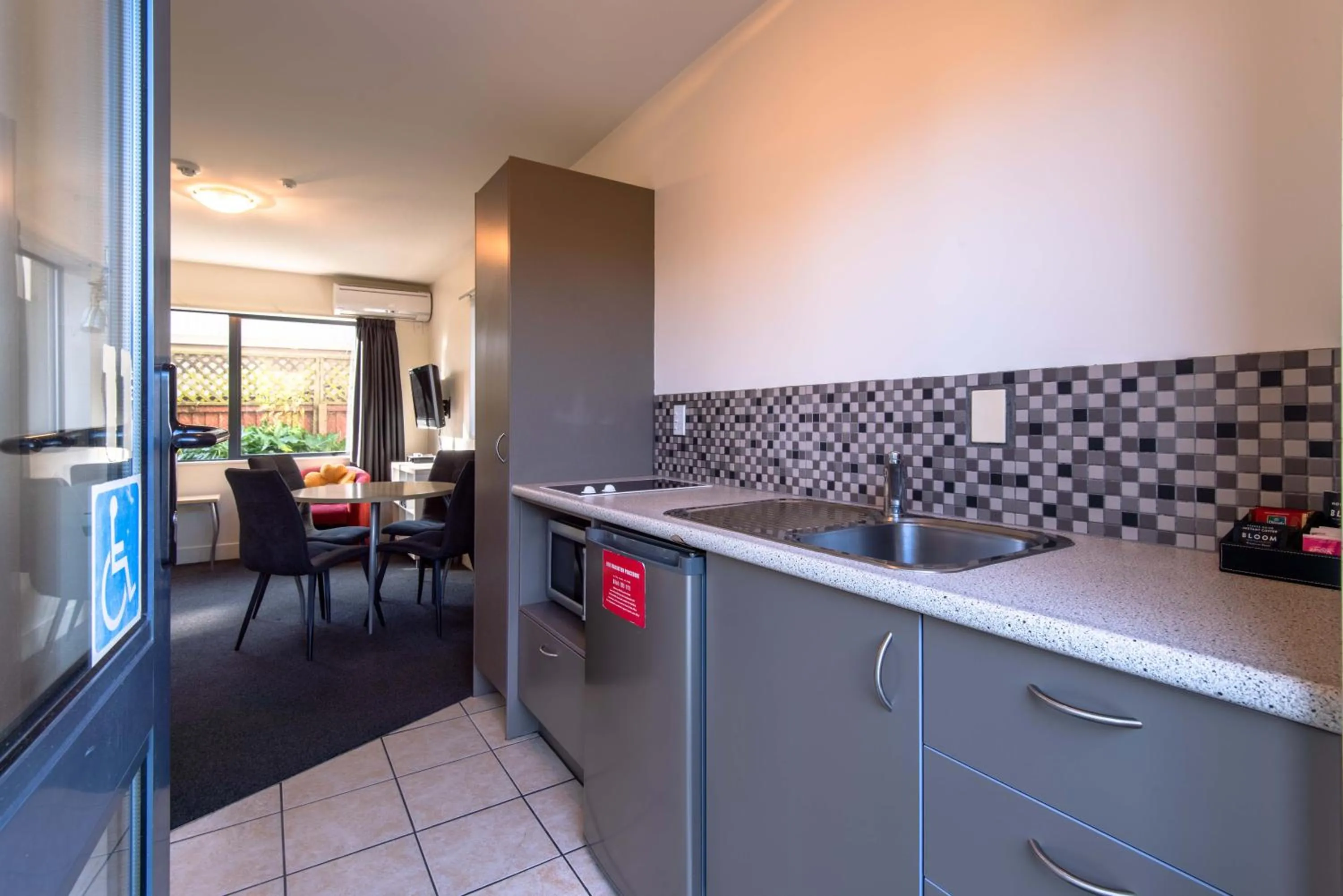 Kitchen or kitchenette in 298 Westside Motor Lodge