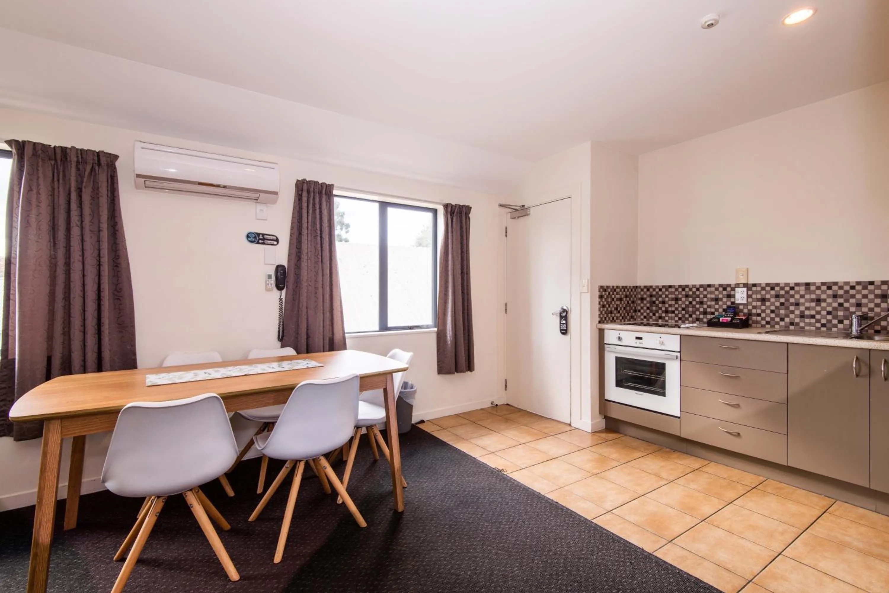 Kitchen or kitchenette in 298 Westside Motor Lodge