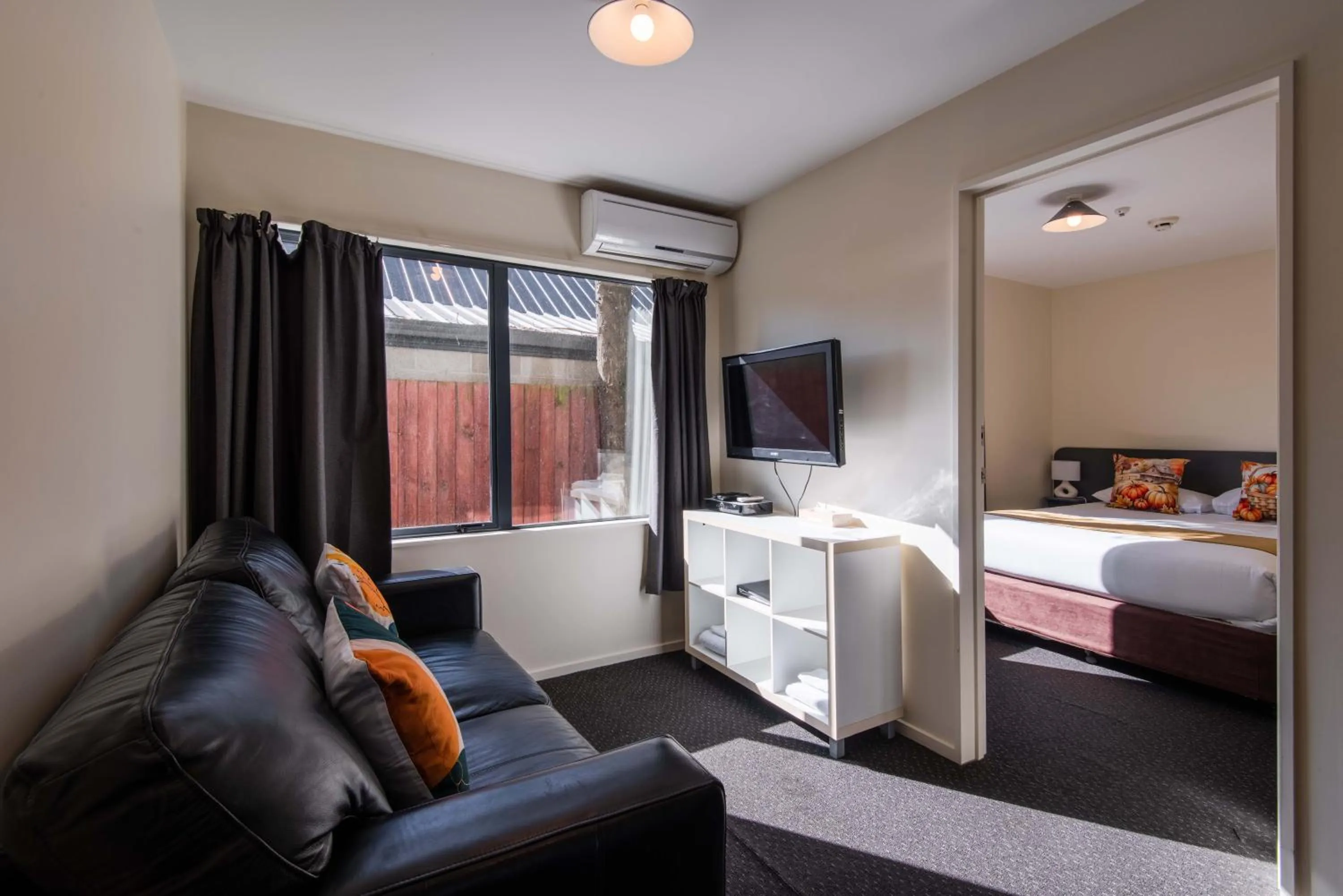 Living room, Bed in 298 Westside Motor Lodge