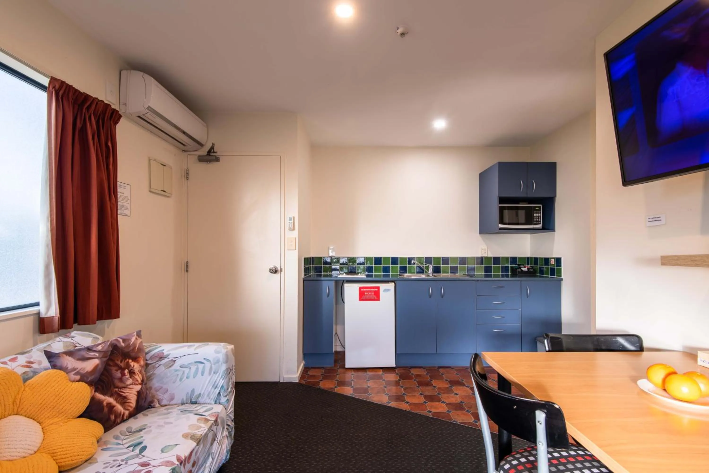 Kitchen or kitchenette in 298 Westside Motor Lodge