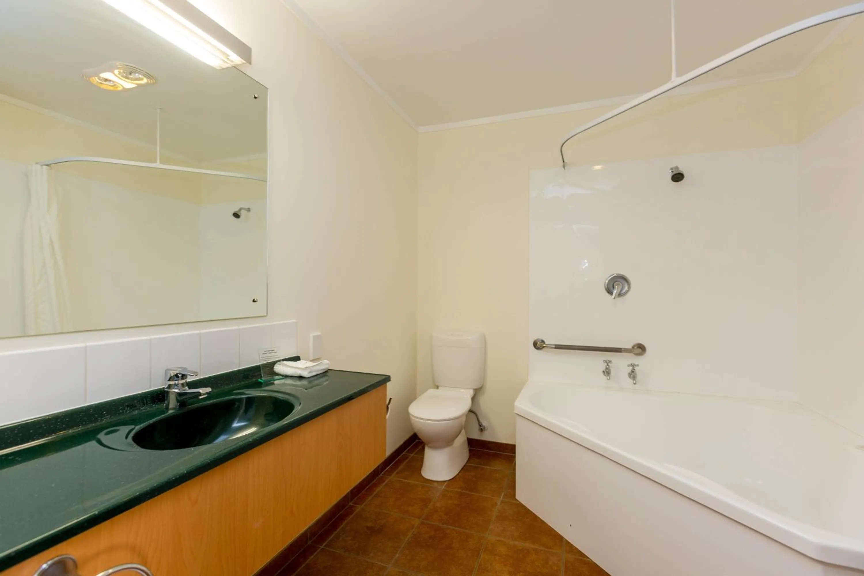 Shower in Aspen Court Motel Taihape