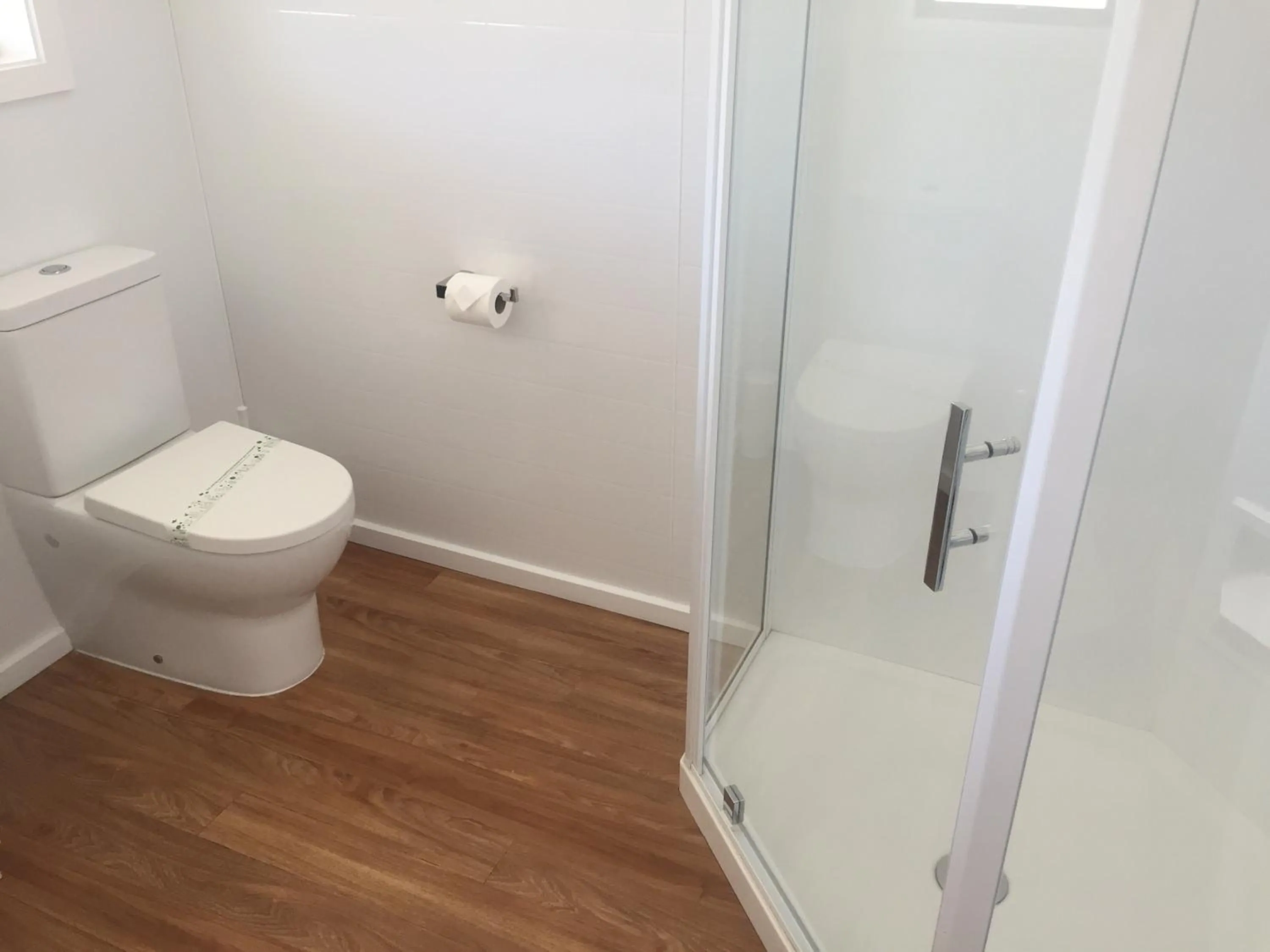 Bathroom in Fairway Motel & Apartments