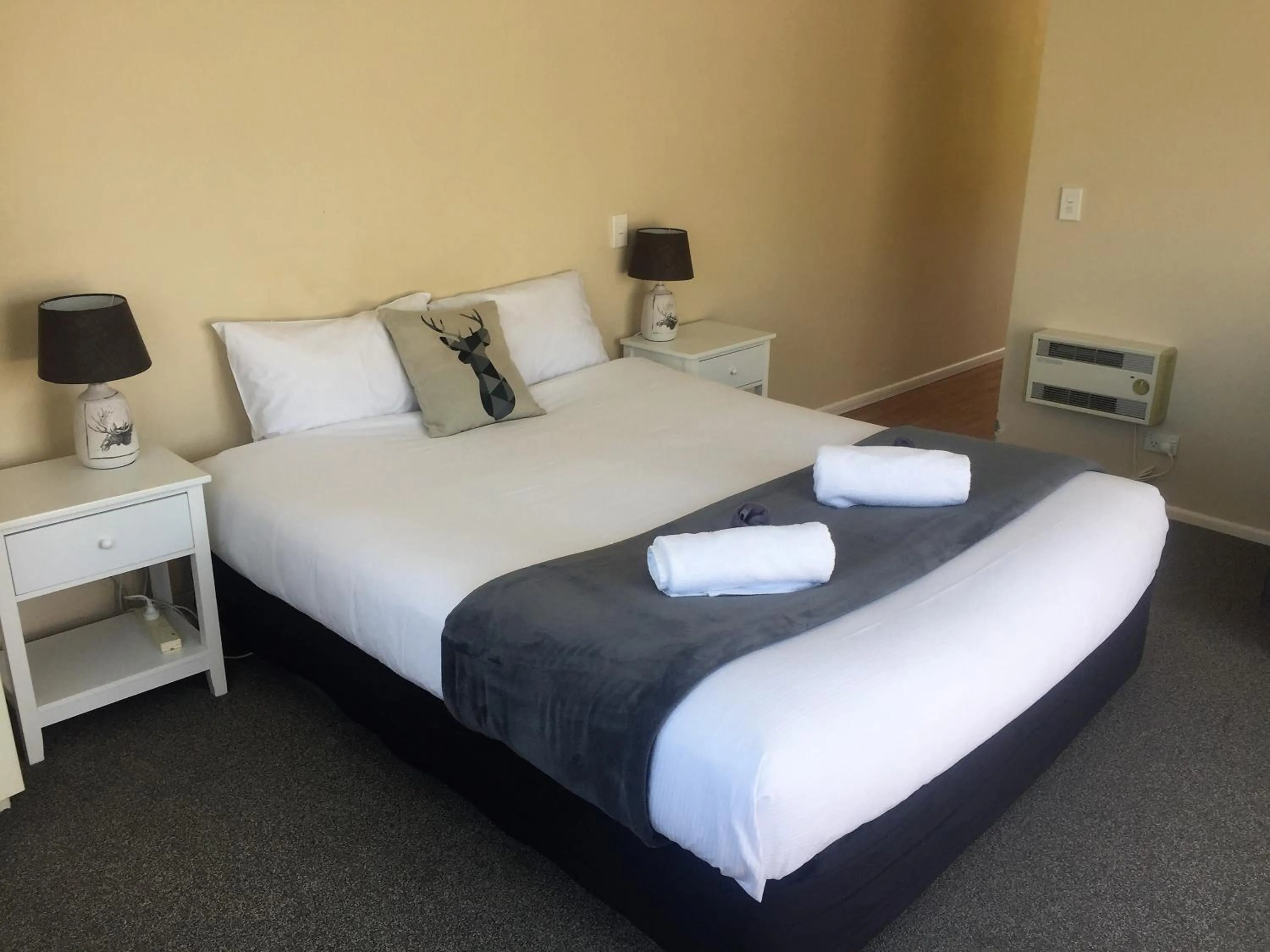 Living room, Bed in Fairway Motel & Apartments