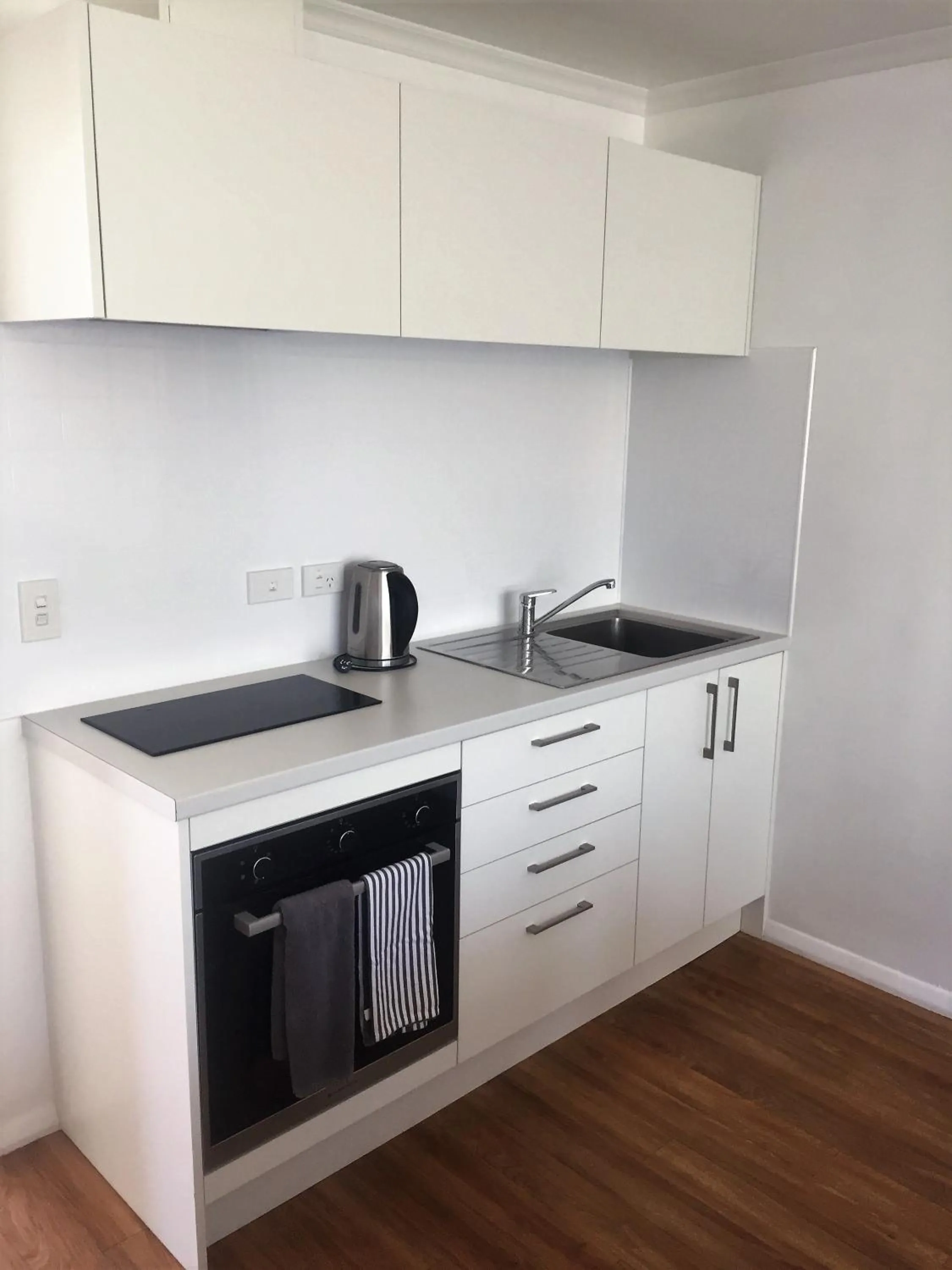 Kitchen or kitchenette in Fairway Motel & Apartments