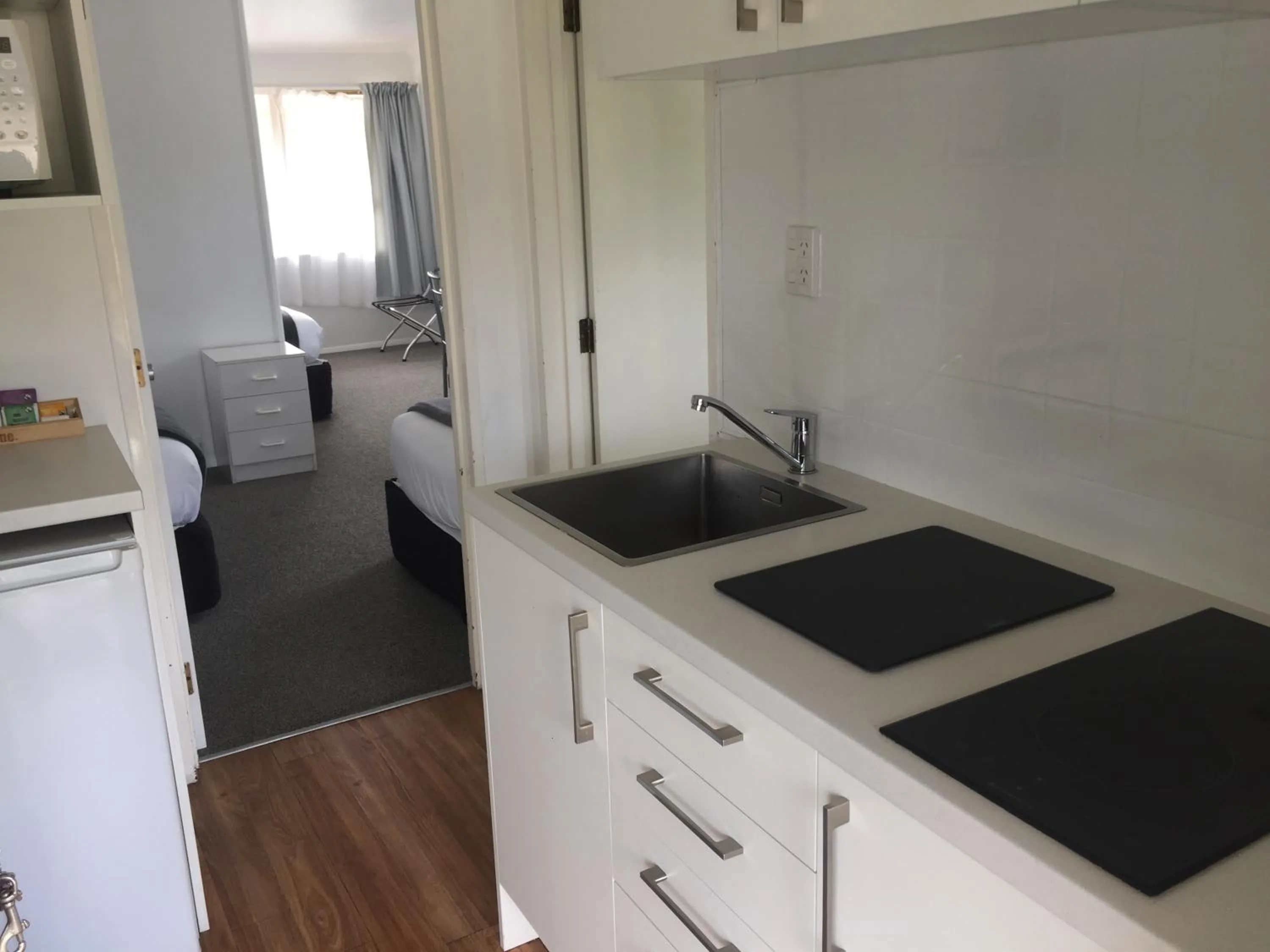 Kitchen or kitchenette in Fairway Motel & Apartments