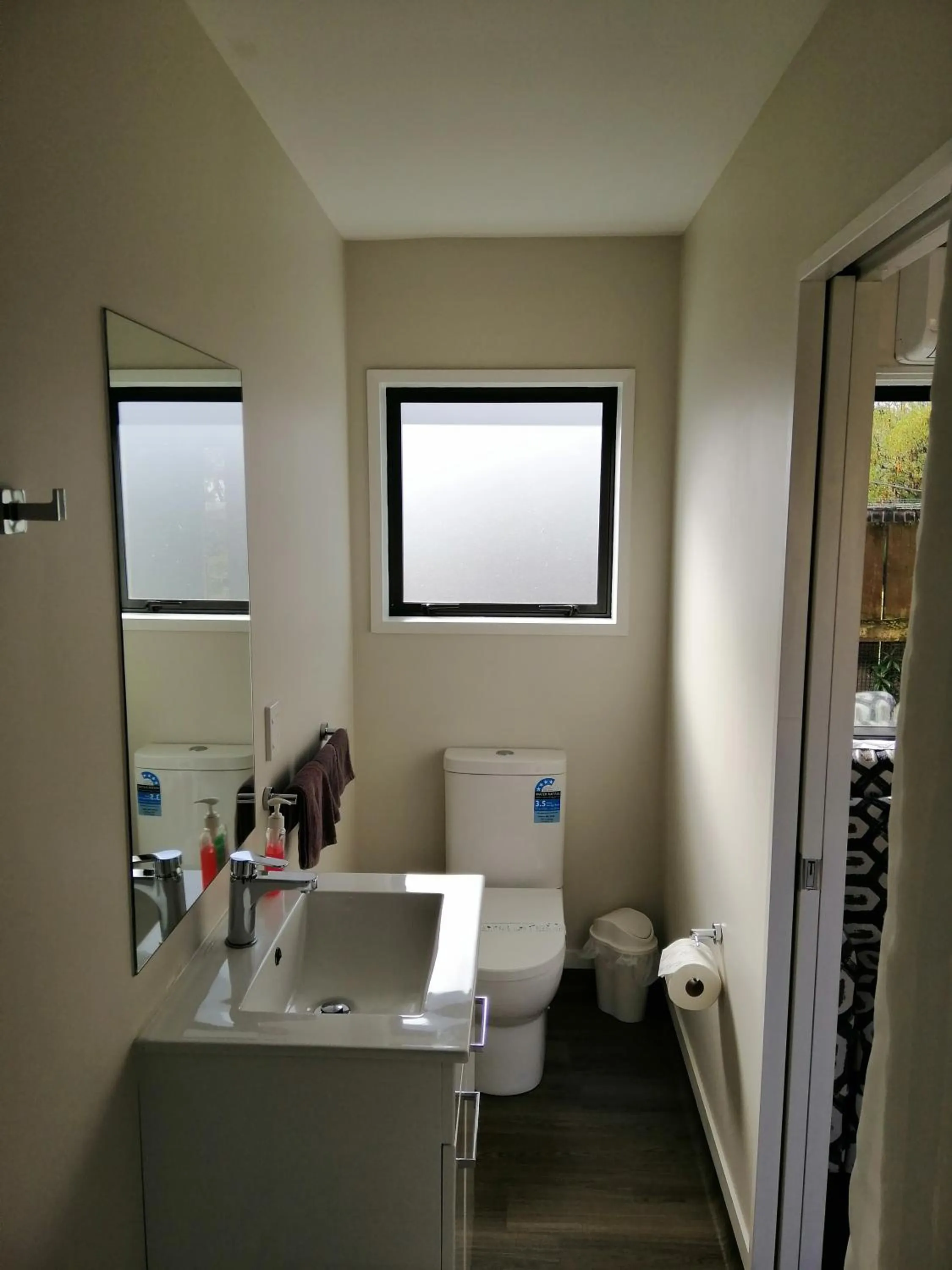 Toilet in Judges Pool Motel Turangi