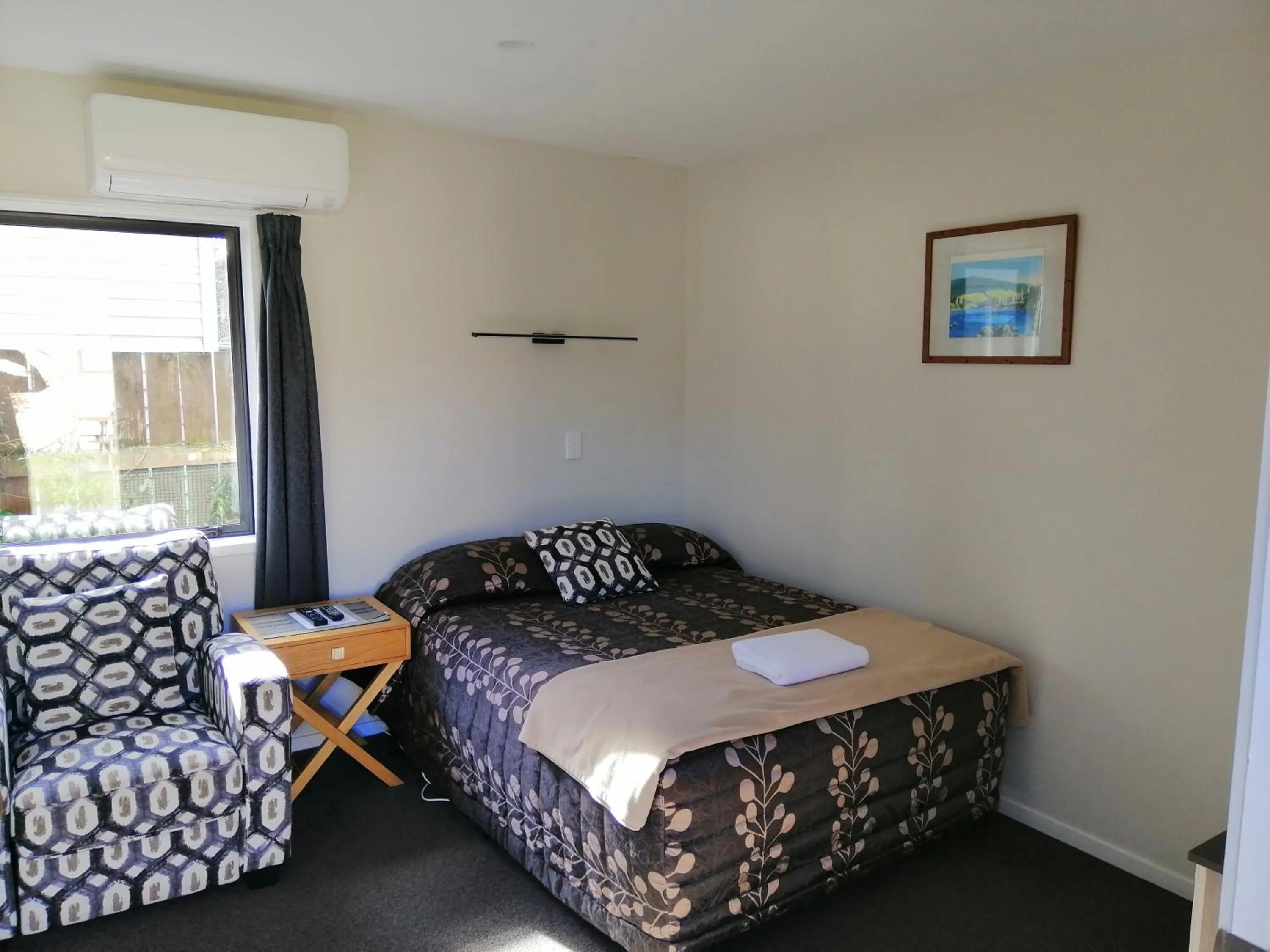Bed in Judges Pool Motel Turangi
