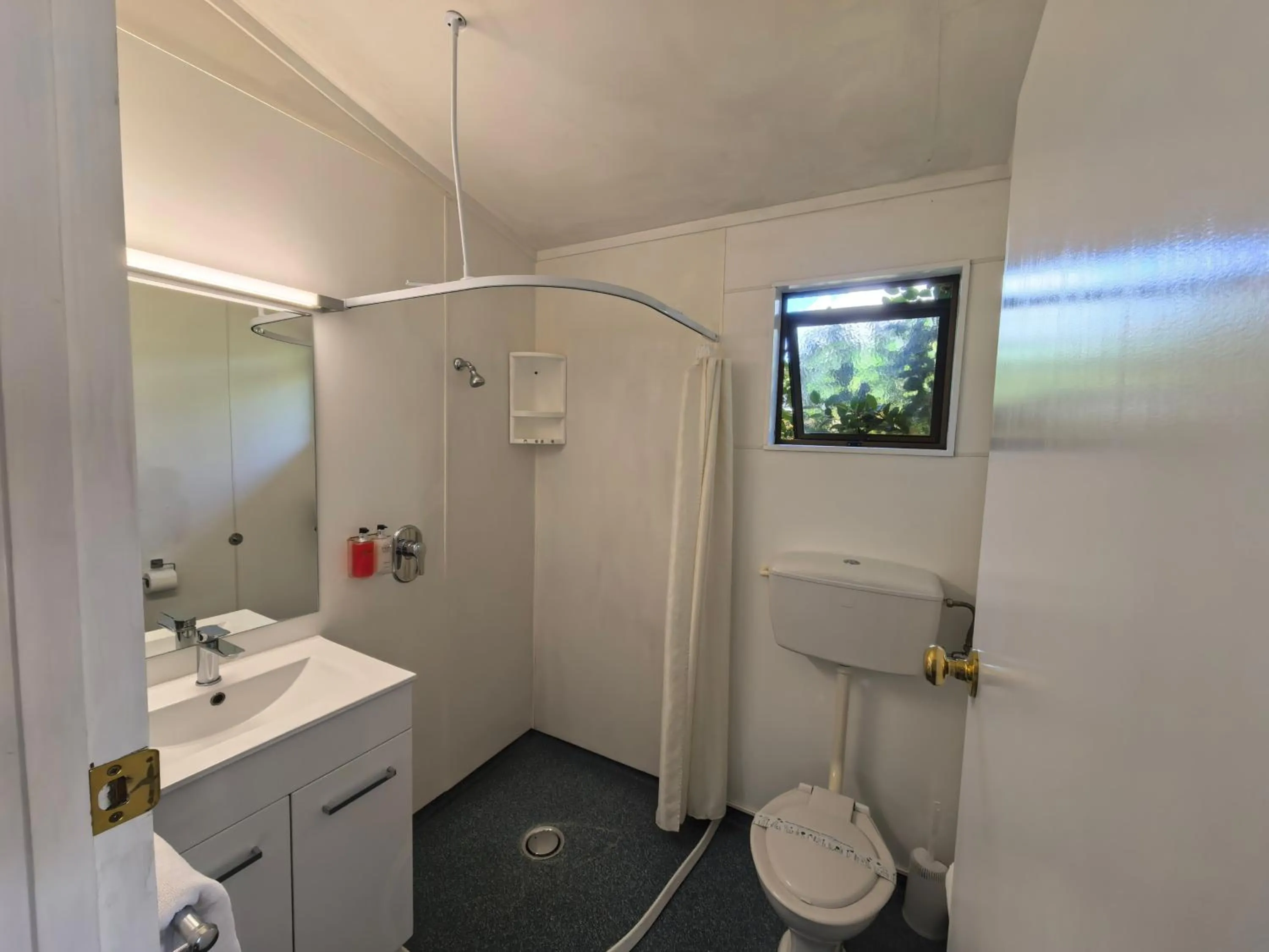 Bathroom in Judges Pool Motel Turangi