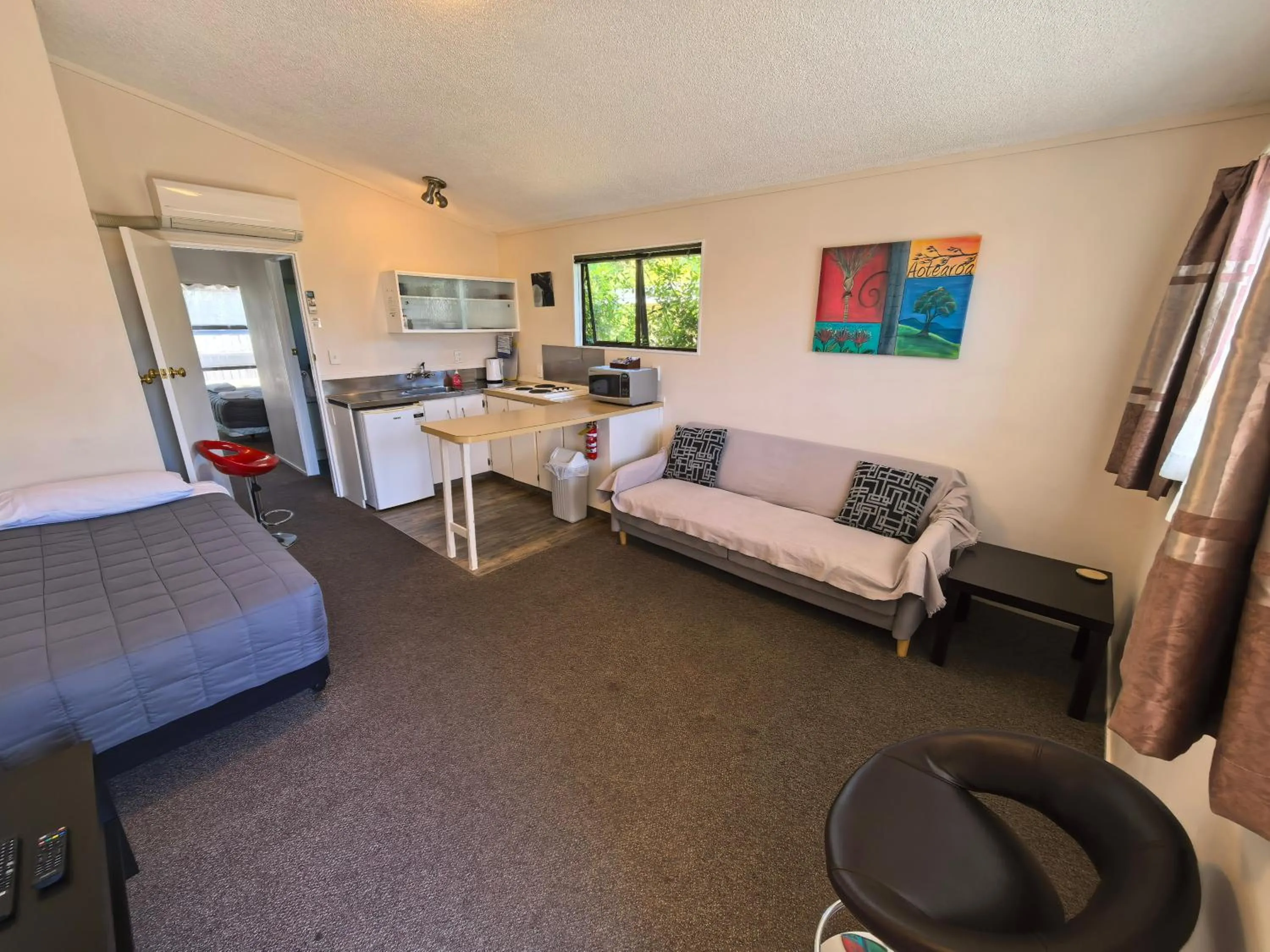 Living room, Bed in Judges Pool Motel Turangi