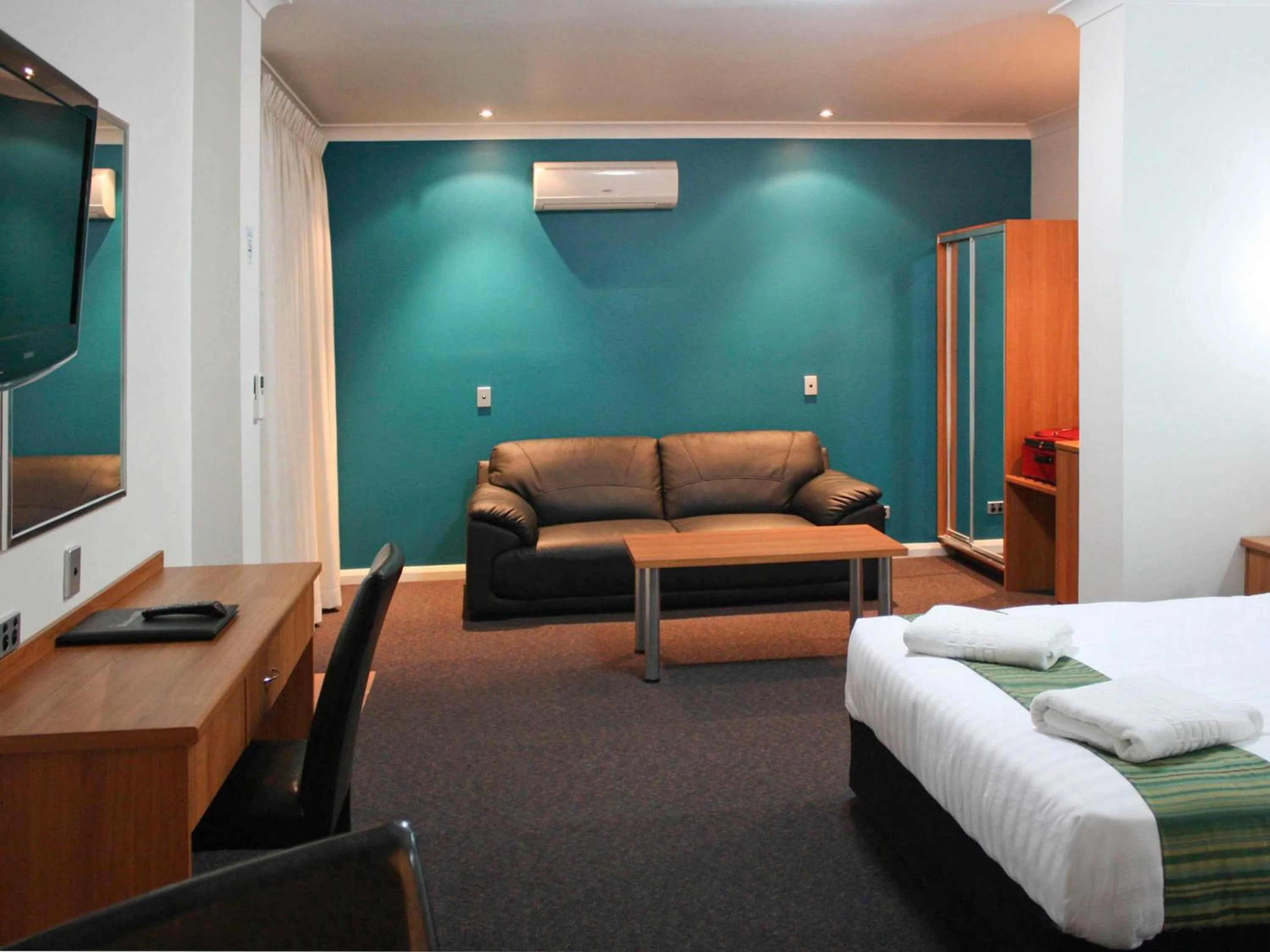 Bedroom, Bed in ibis Styles Broken Hill