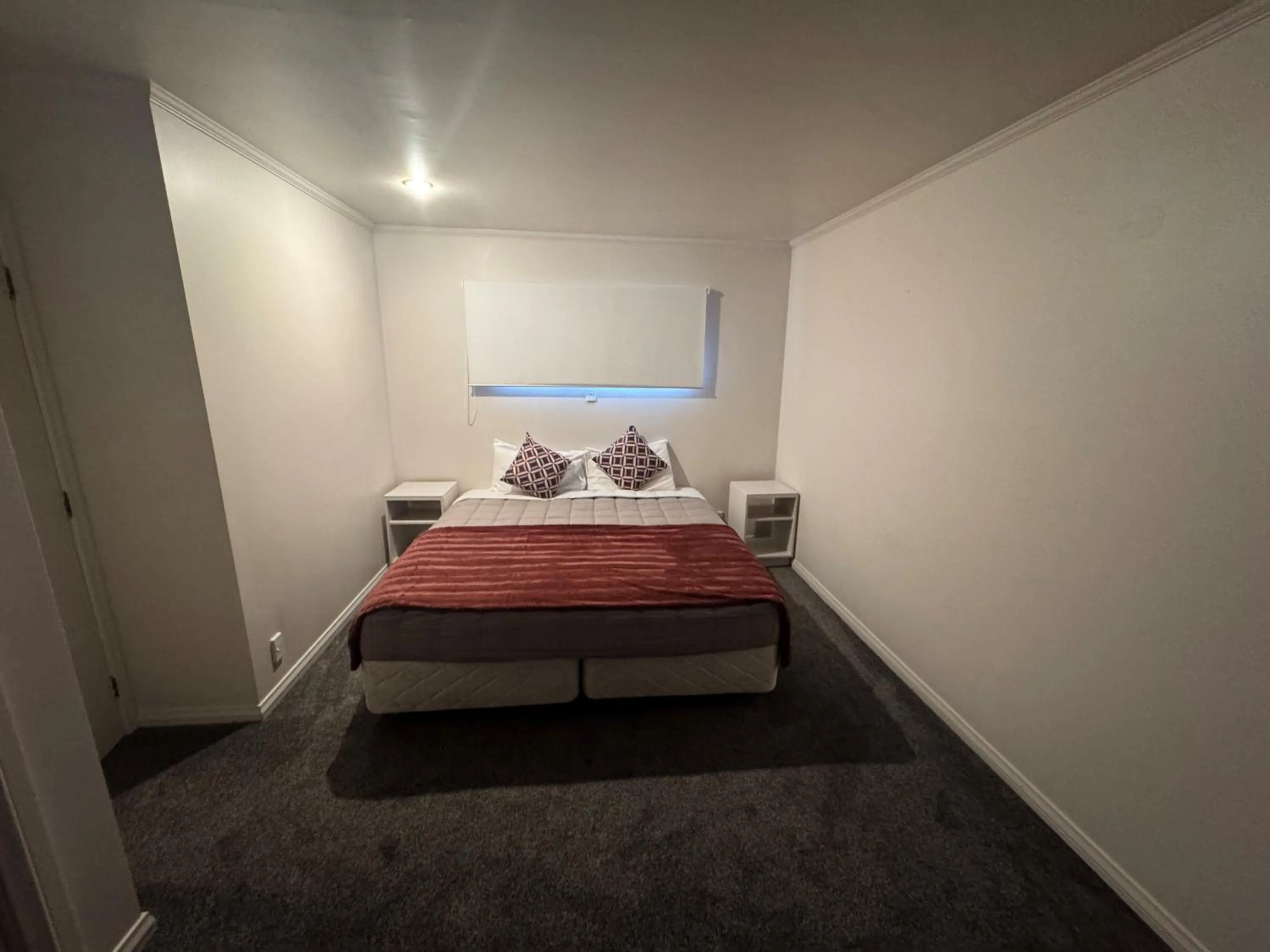 Bed in Settlers Motor Lodge