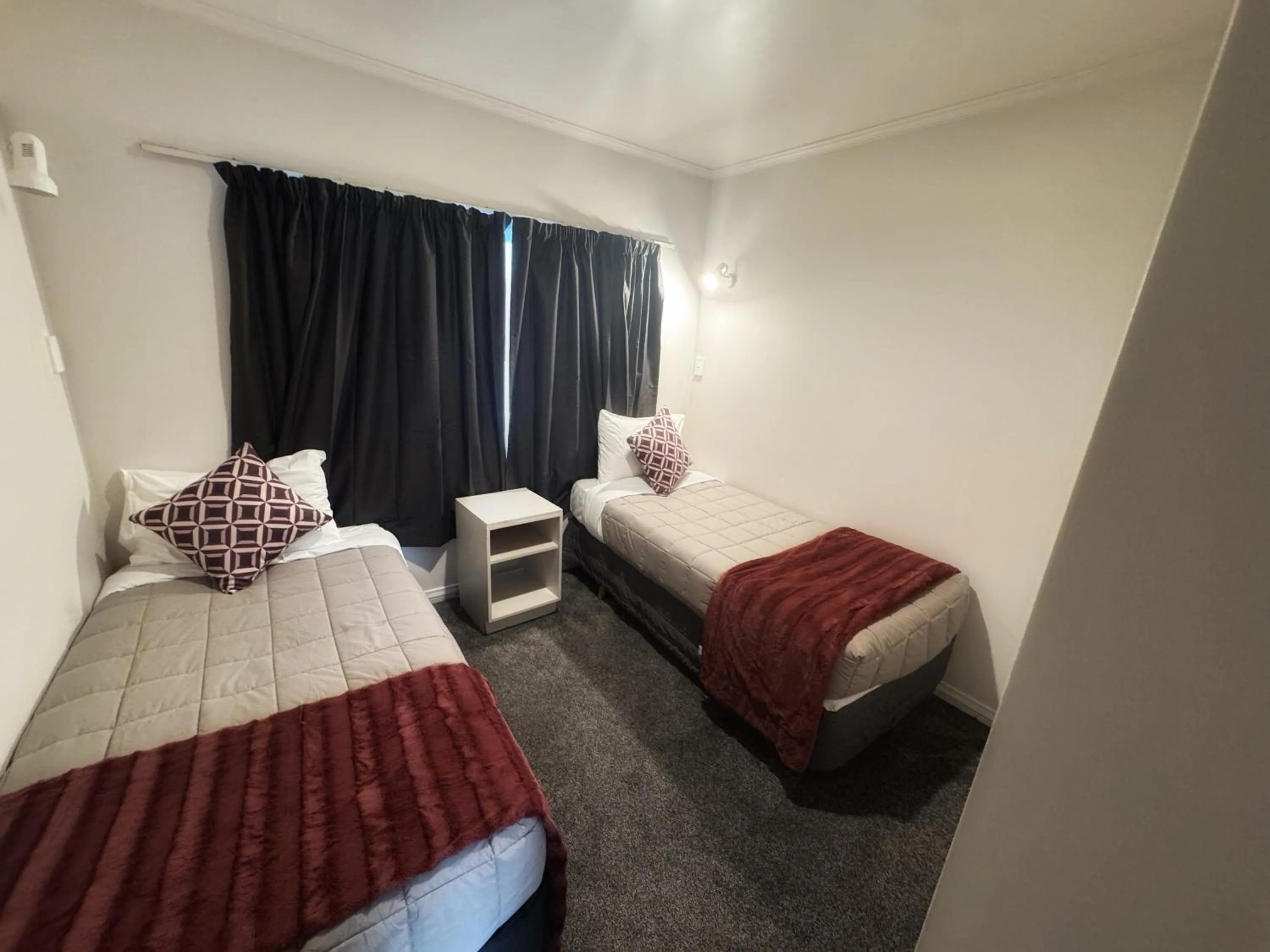 Bed in Settlers Motor Lodge