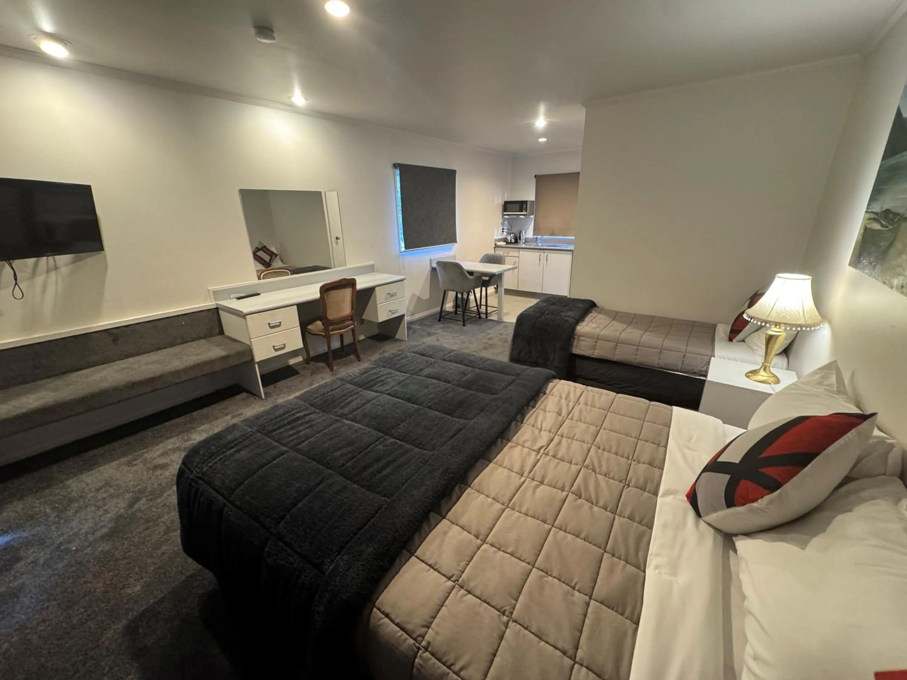 Bed in Settlers Motor Lodge