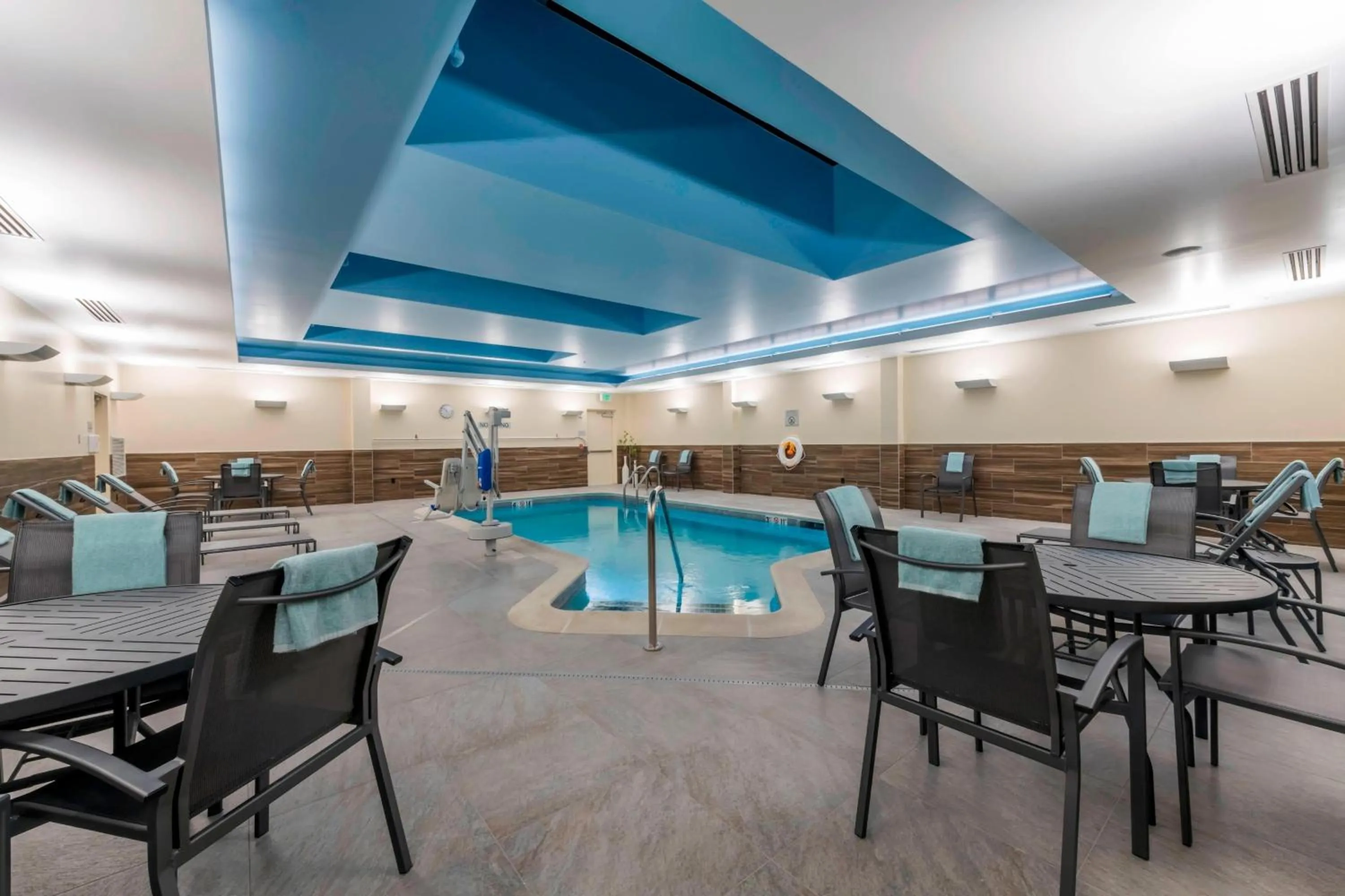 Swimming pool in Fairfield Inn & Suites by Marriott Boston Marlborough/Apex Center