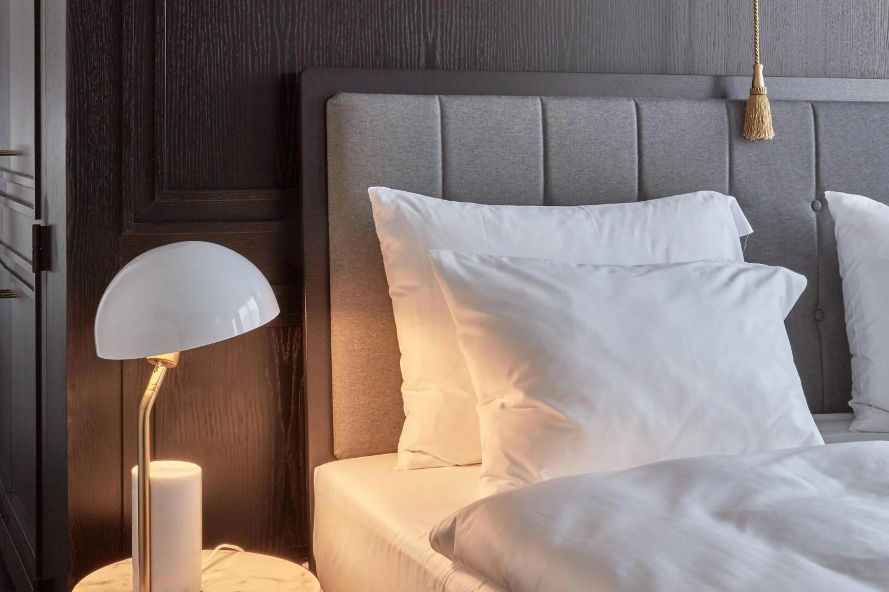 Bedroom, Bed in Roomers Munich, Autograph Collection