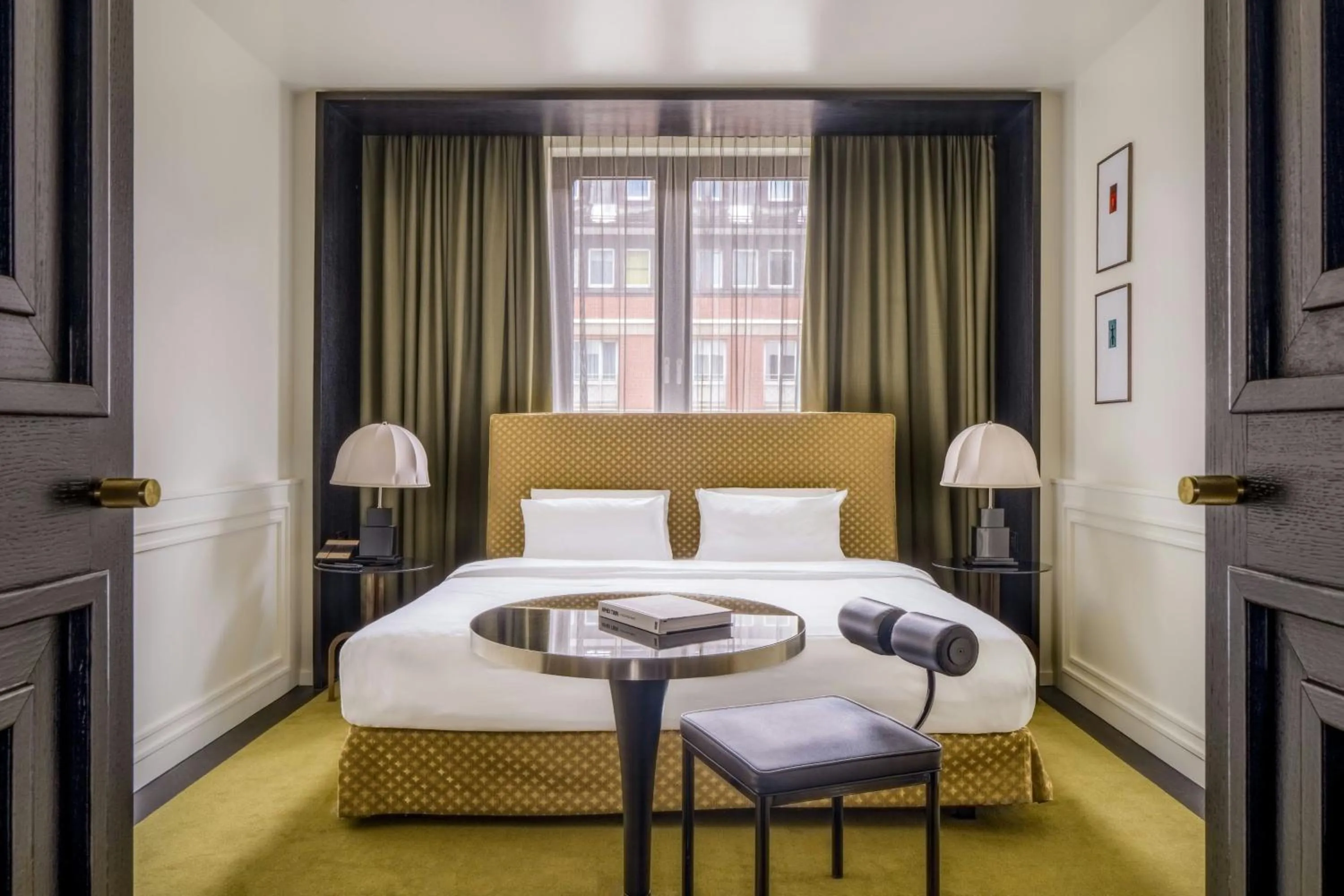 Bedroom, Bed in Roomers Munich, Autograph Collection