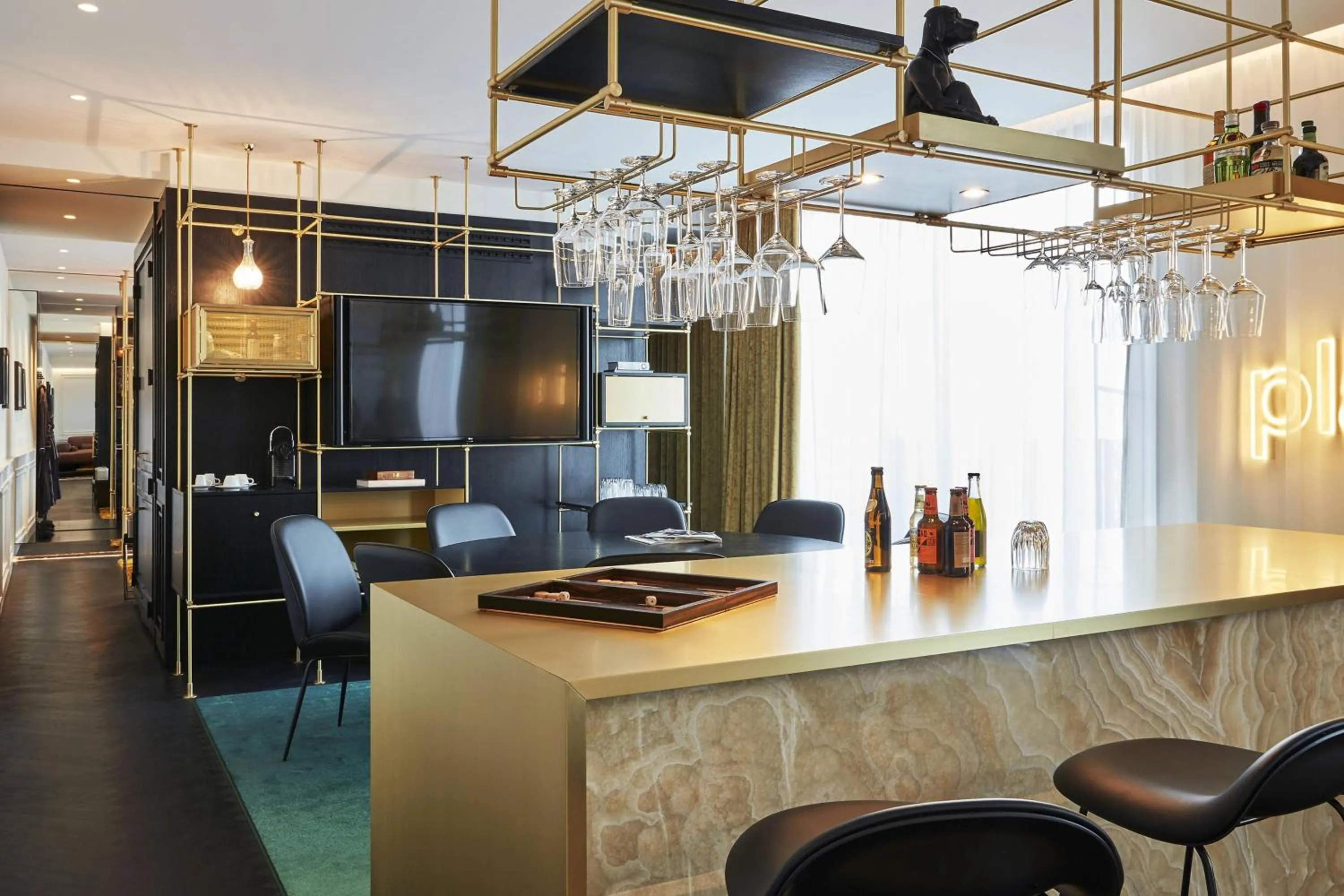 Bedroom in Roomers Munich, Autograph Collection