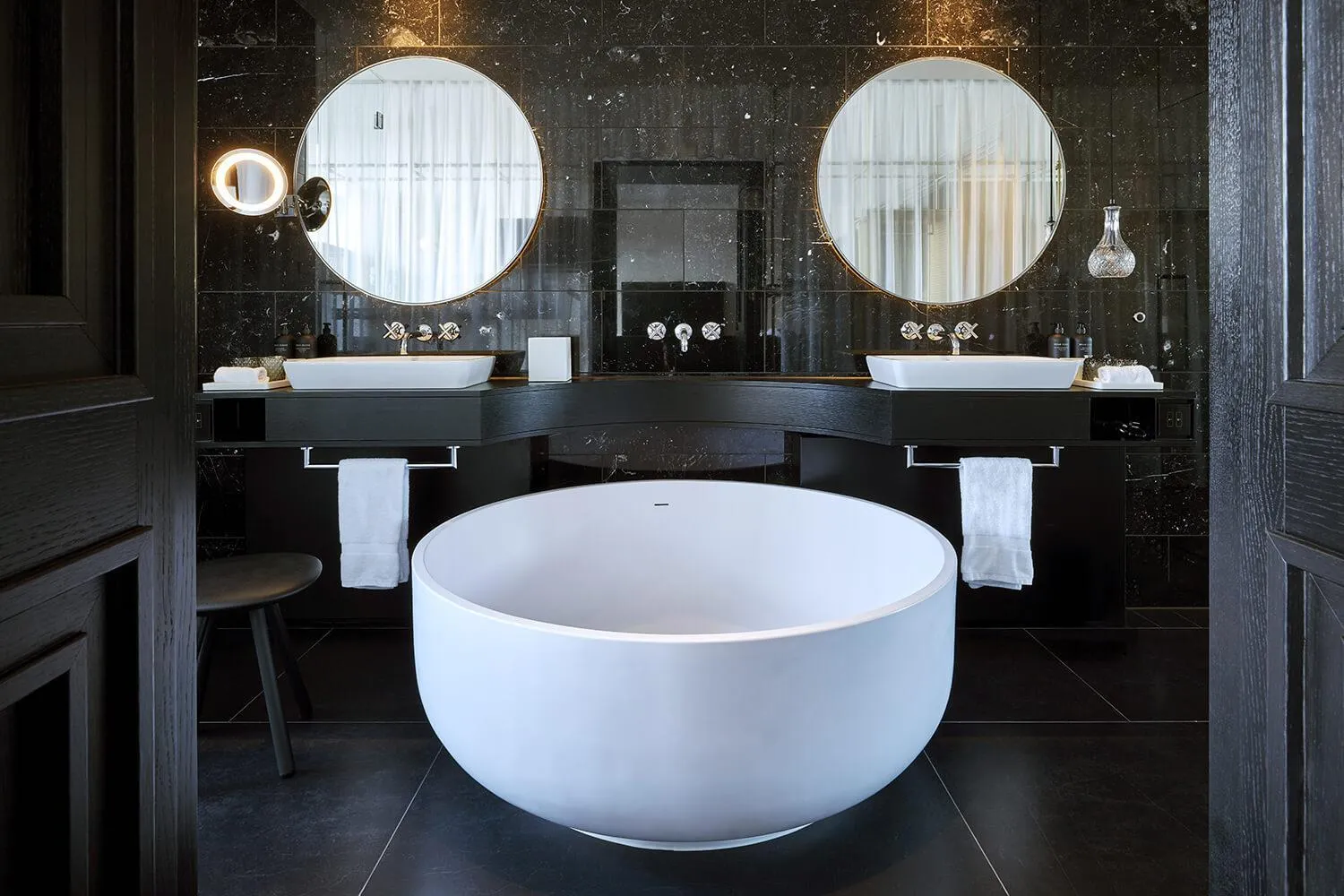 Bathroom in Roomers Munich, Autograph Collection