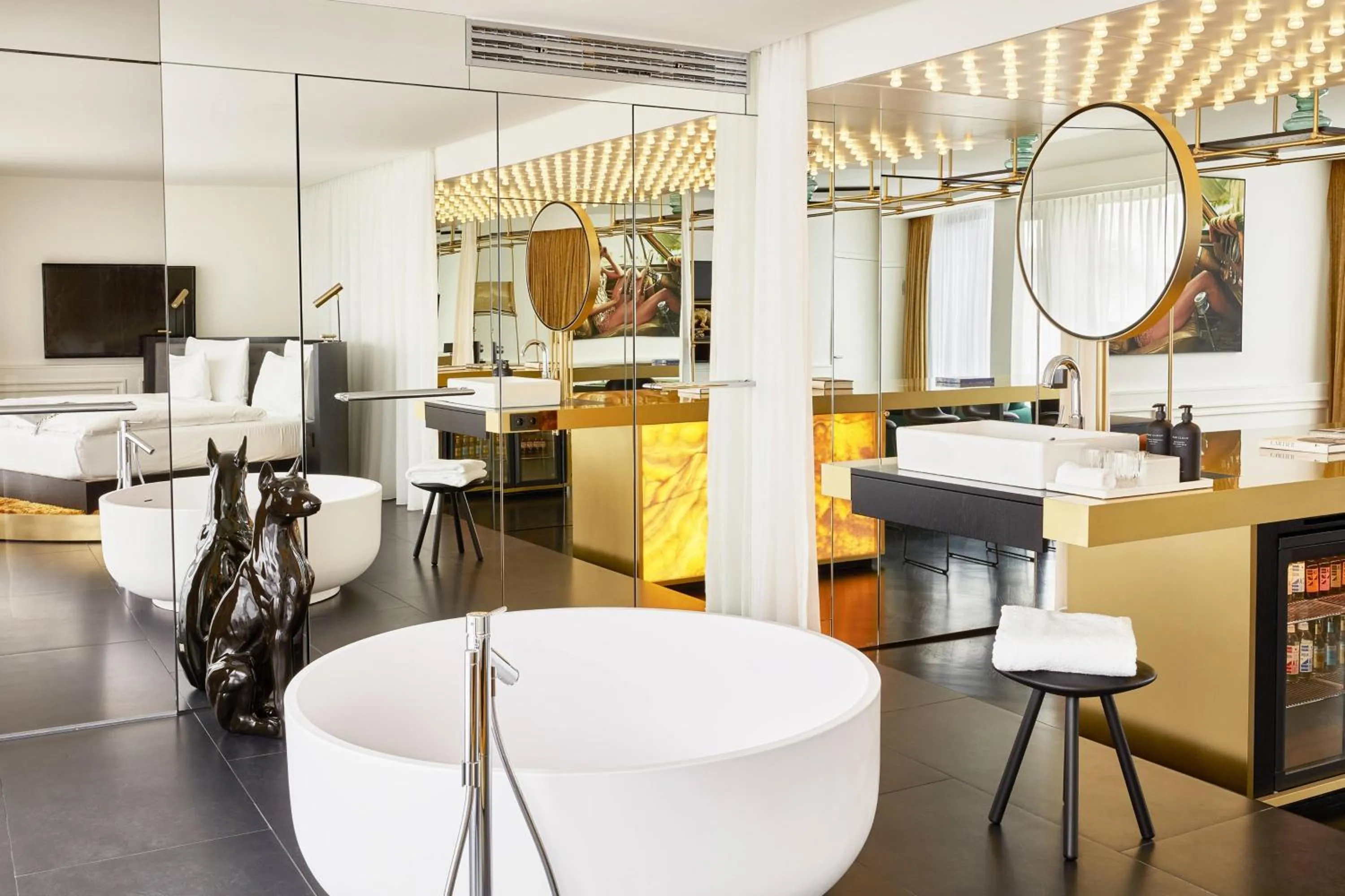 Bathroom in Roomers Munich, Autograph Collection