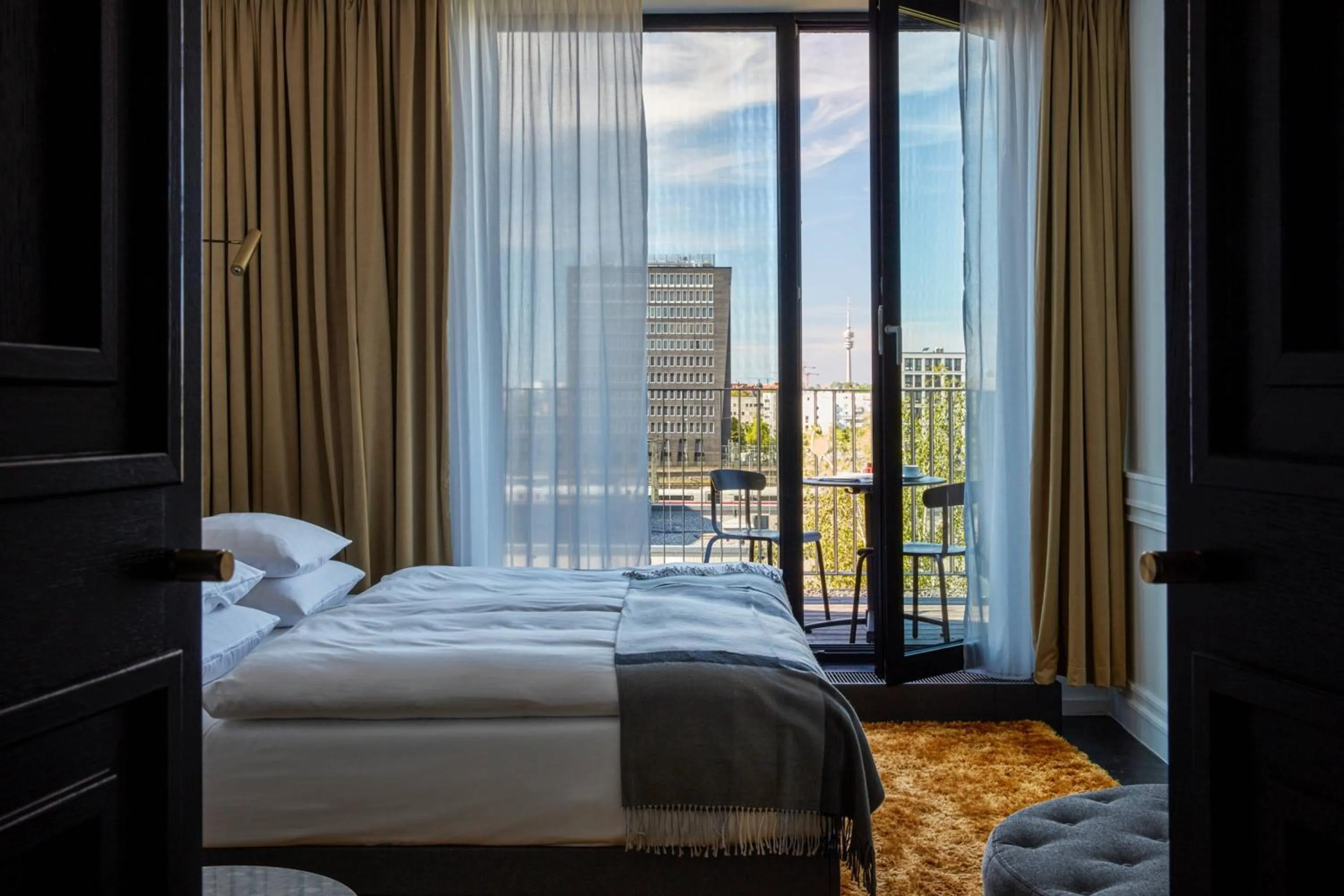 Photo of the whole room, Bed in Roomers Munich, Autograph Collection