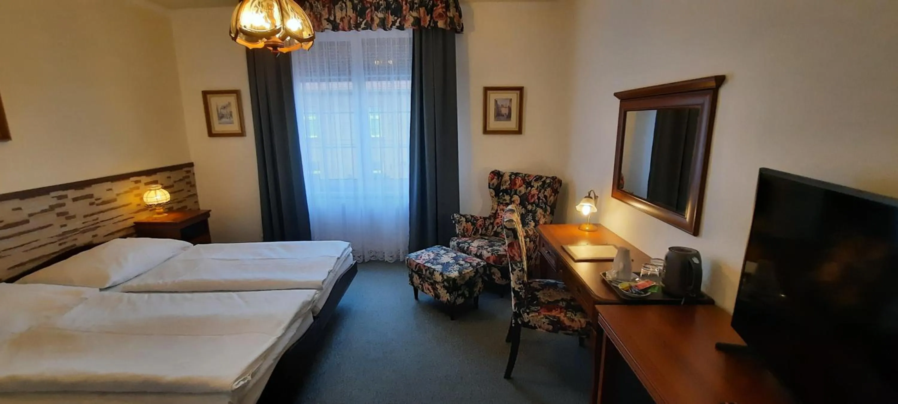 Bedroom, Bed in Hotel Excellent