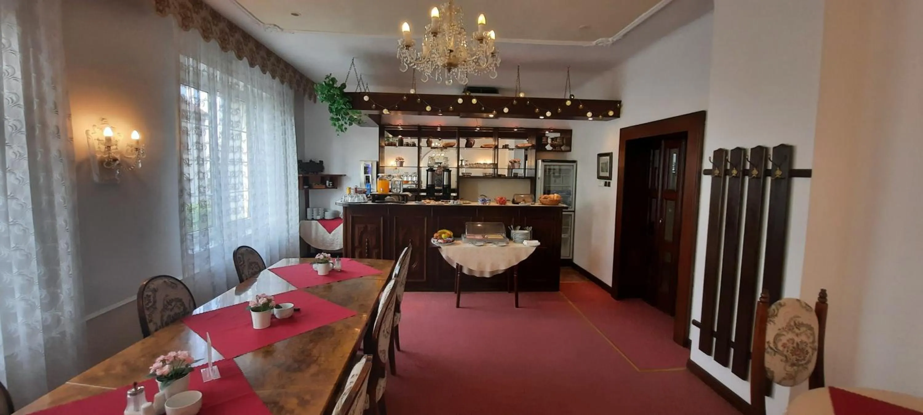 Restaurant/places to eat in Hotel Excellent