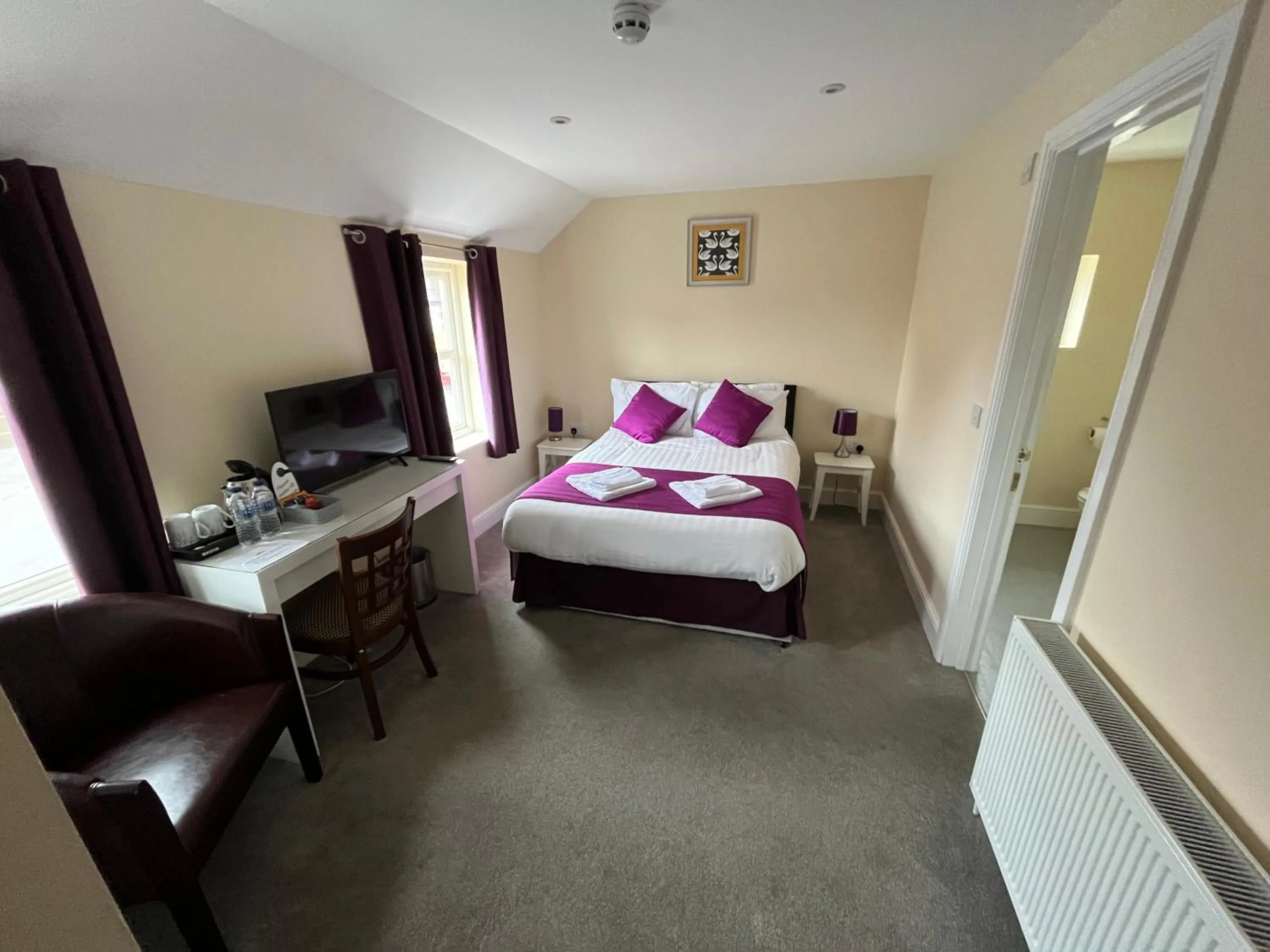 Photo of the whole room, Bed in The Swan @Old Stratford