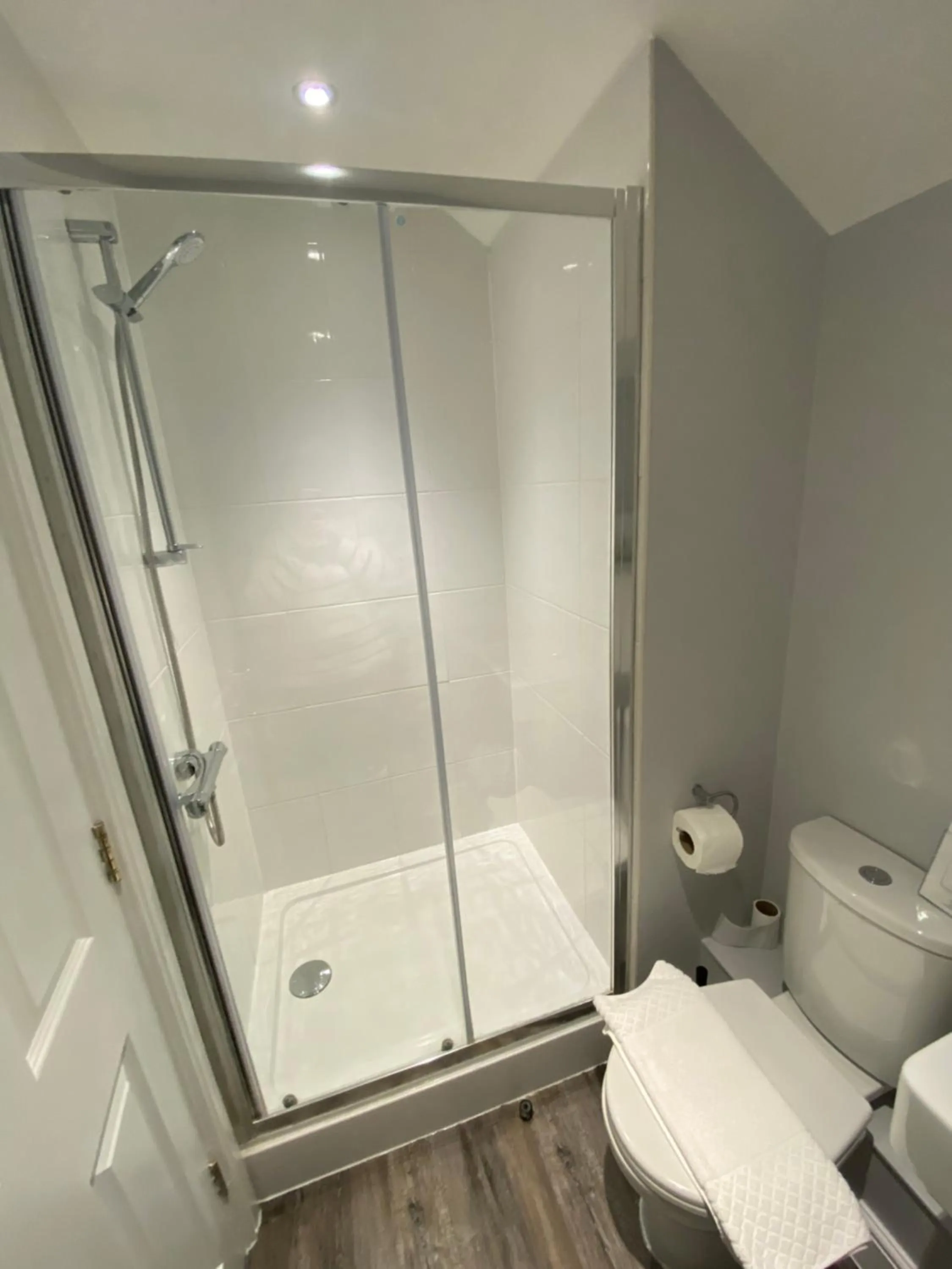 Shower in The Swan @Old Stratford