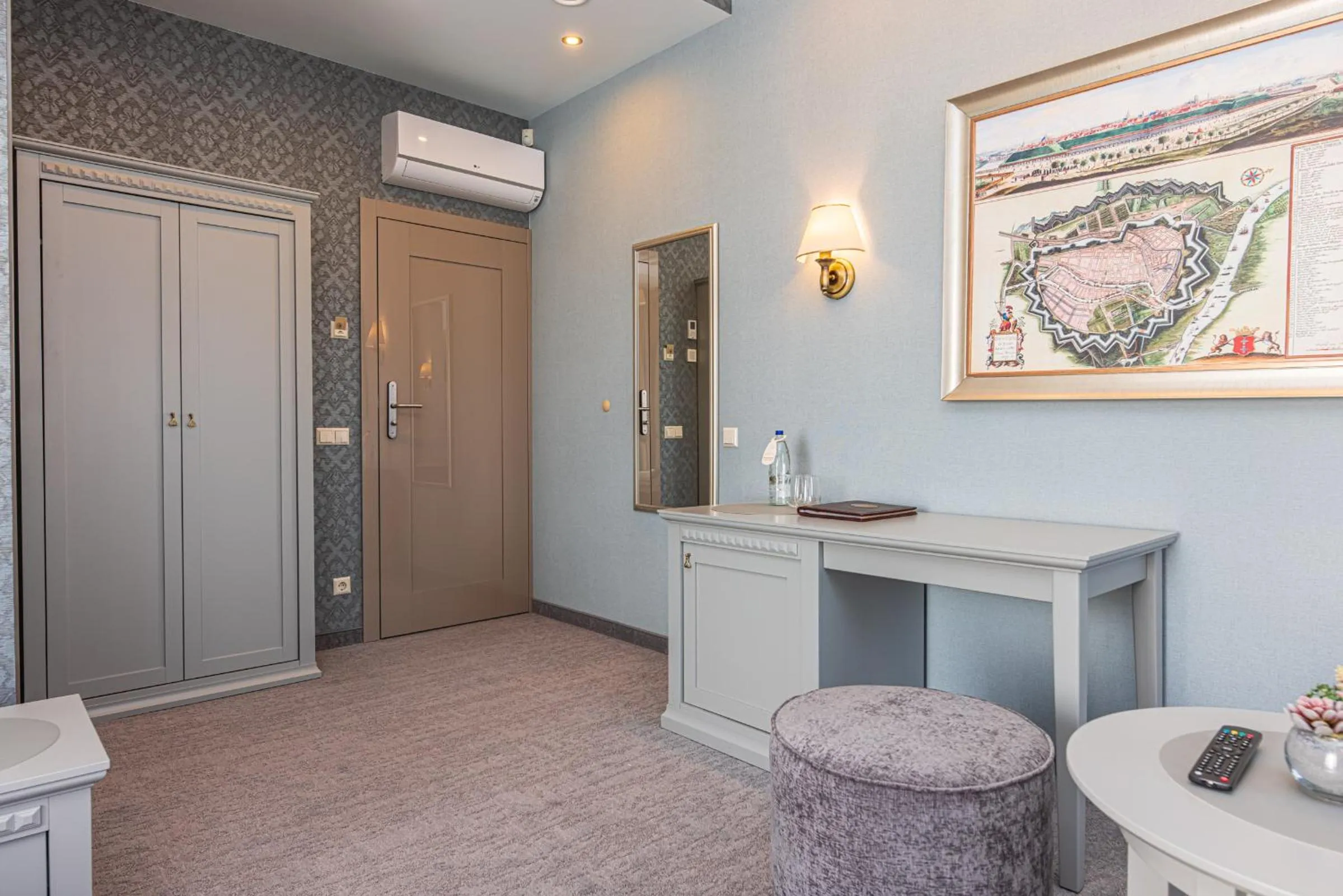 Communal lounge/ TV room in Senoji Hansa Hotel