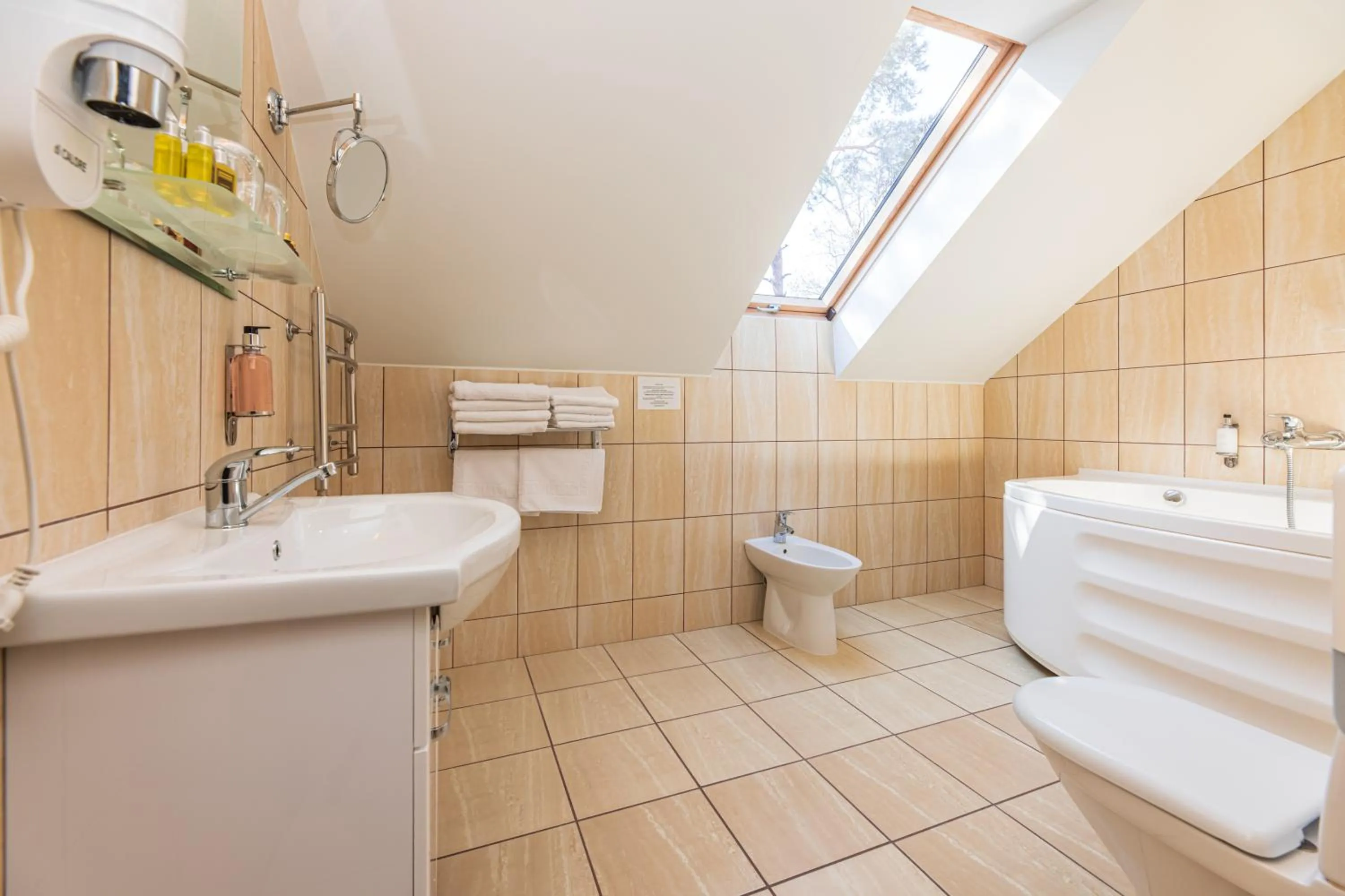 Bathroom in Senoji Hansa Hotel