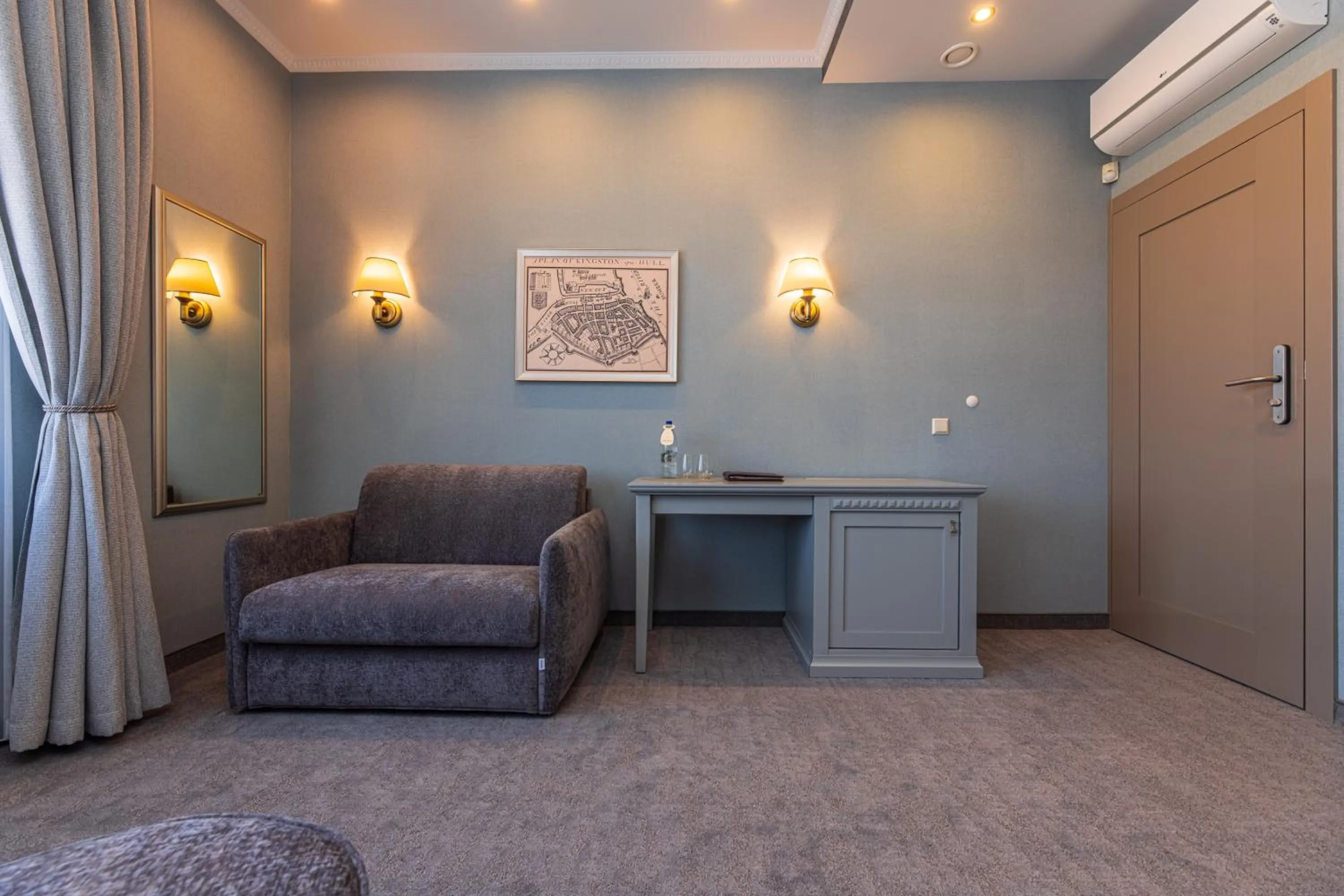 Seating area in Senoji Hansa Hotel