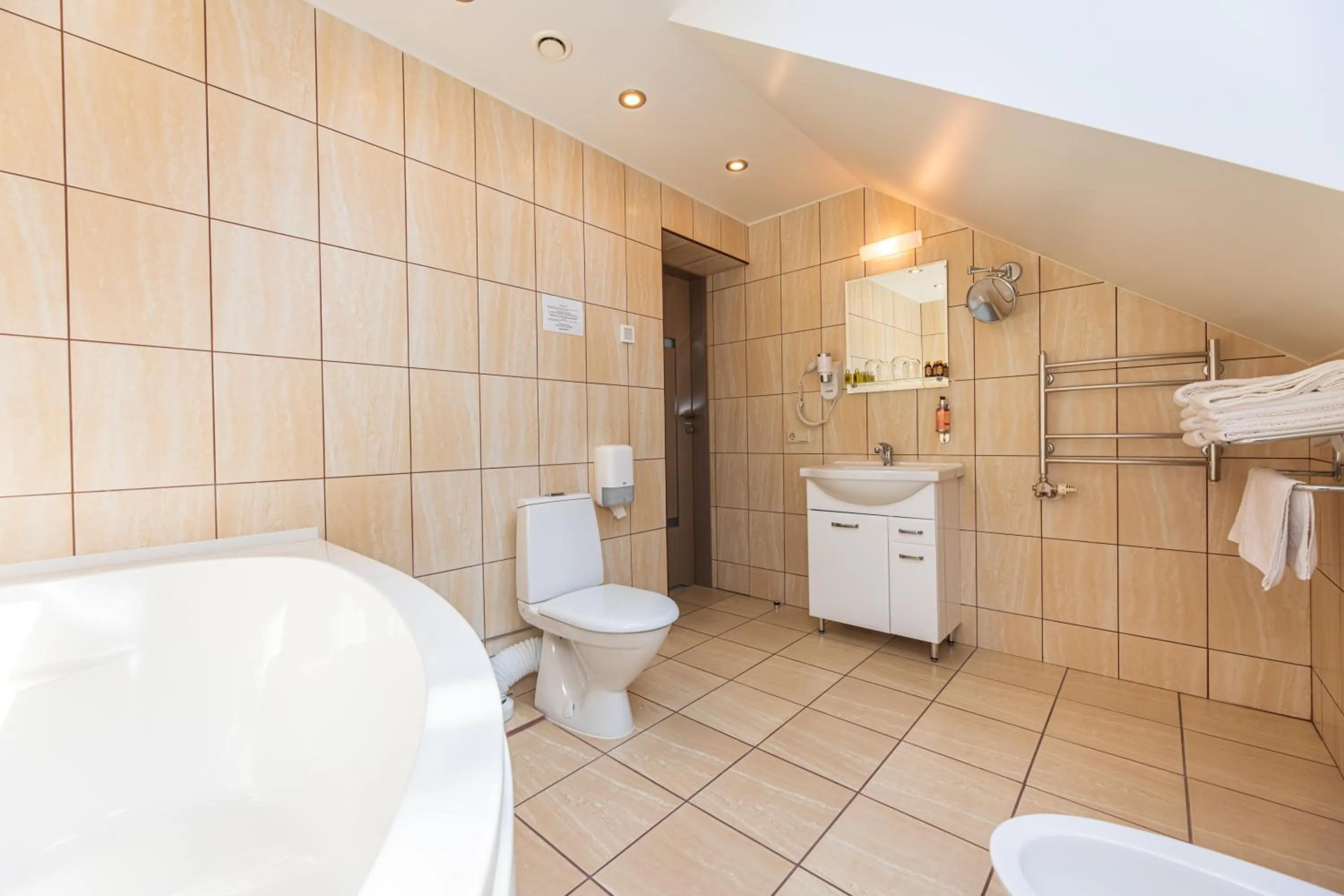 Bathroom in Senoji Hansa Hotel