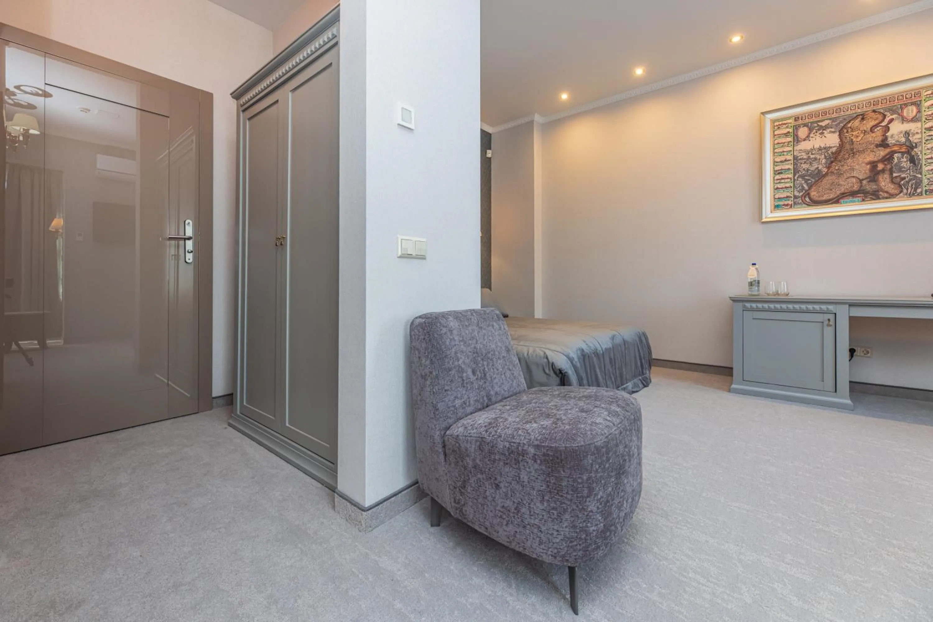 Seating area in Senoji Hansa Hotel