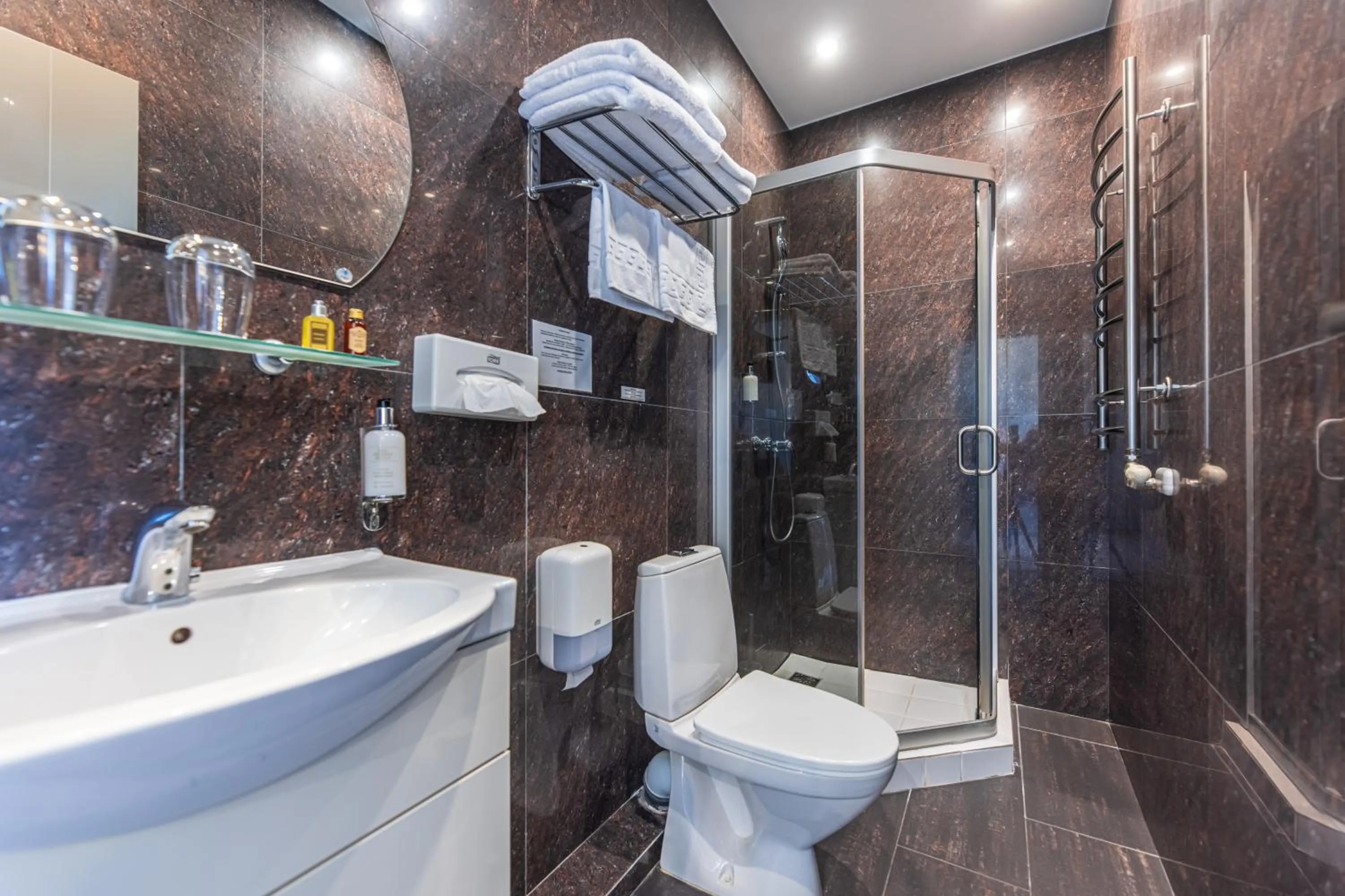 Bathroom in Senoji Hansa Hotel