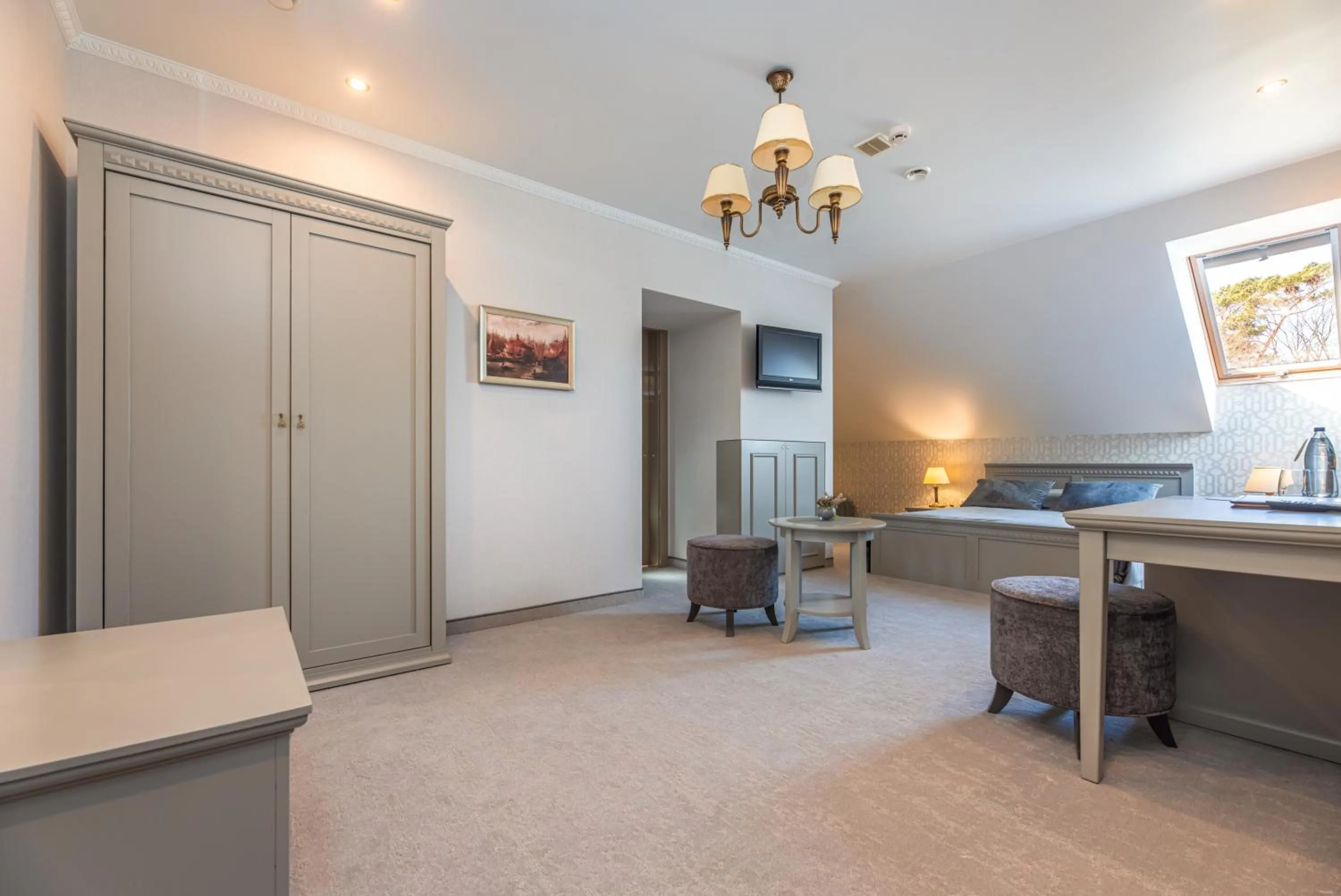 Photo of the whole room in Senoji Hansa Hotel