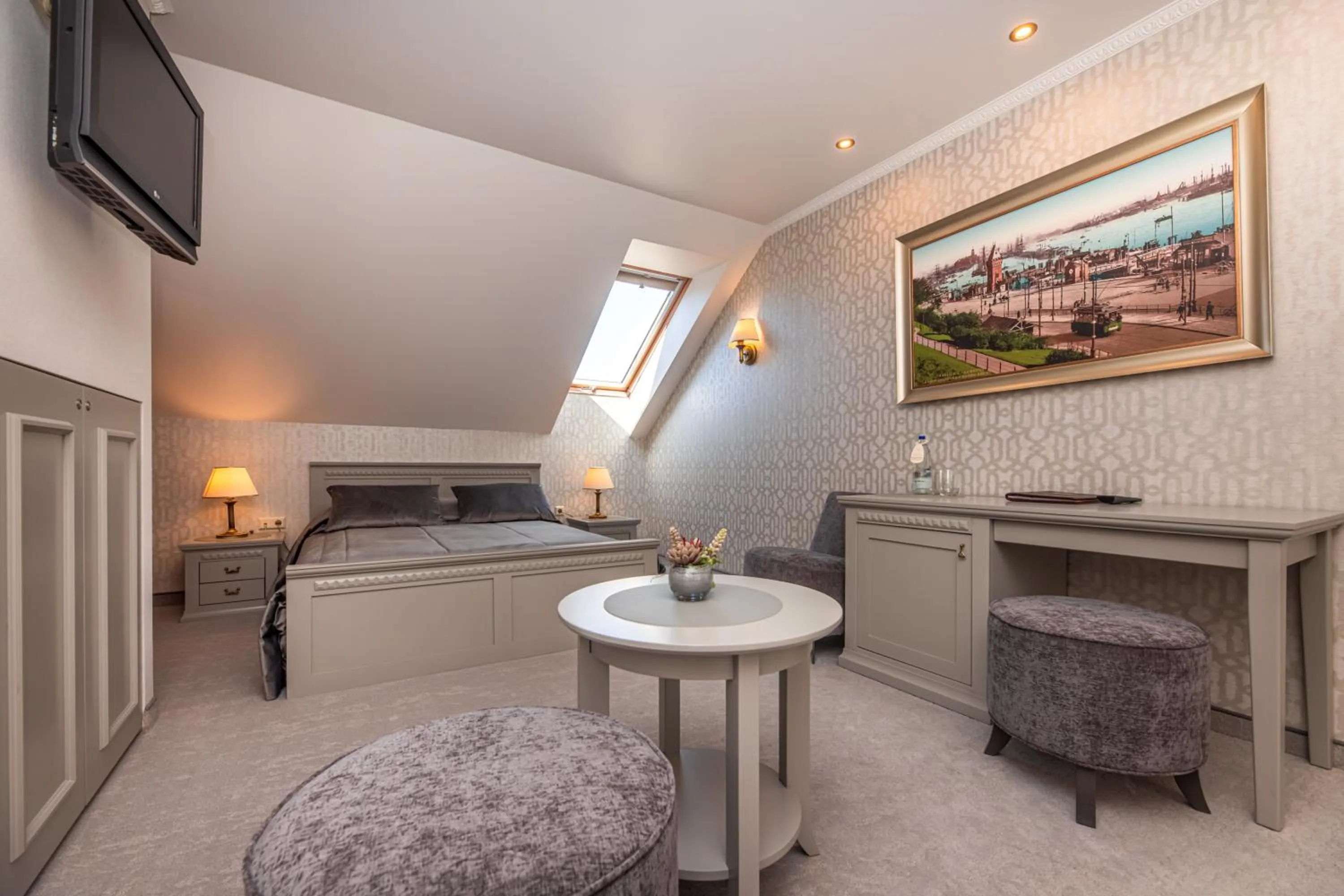 Photo of the whole room, Bed in Senoji Hansa Hotel