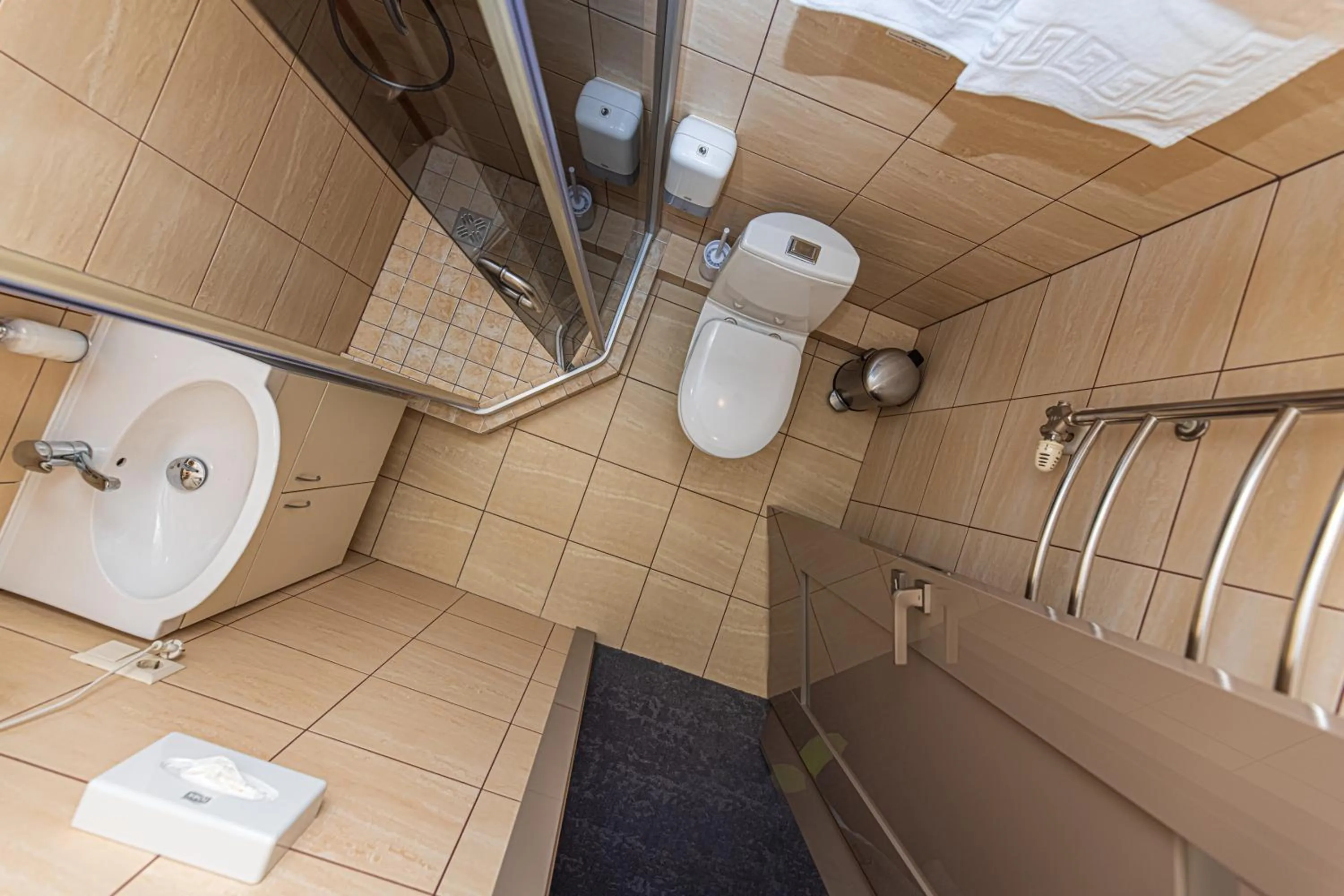 Bathroom in Senoji Hansa Hotel