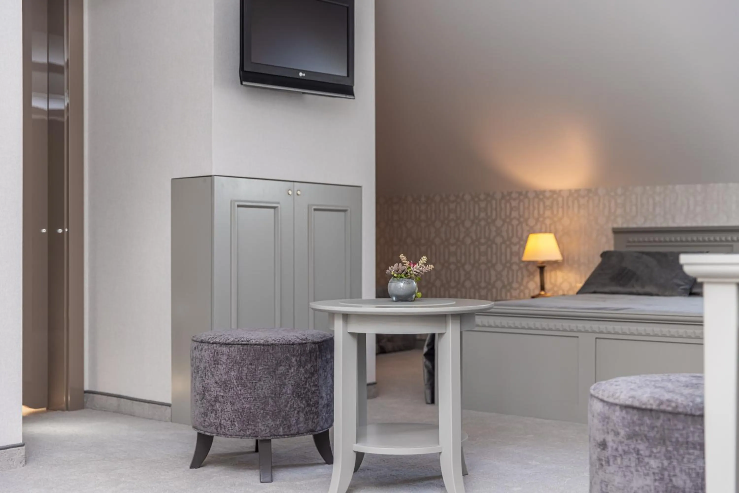 Seating area in Senoji Hansa Hotel