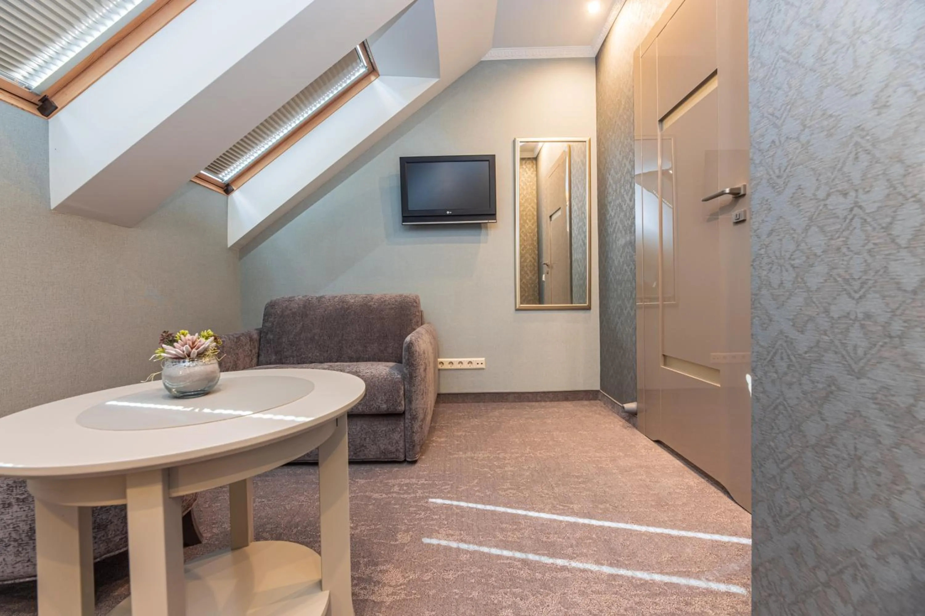 Communal lounge/ TV room in Senoji Hansa Hotel