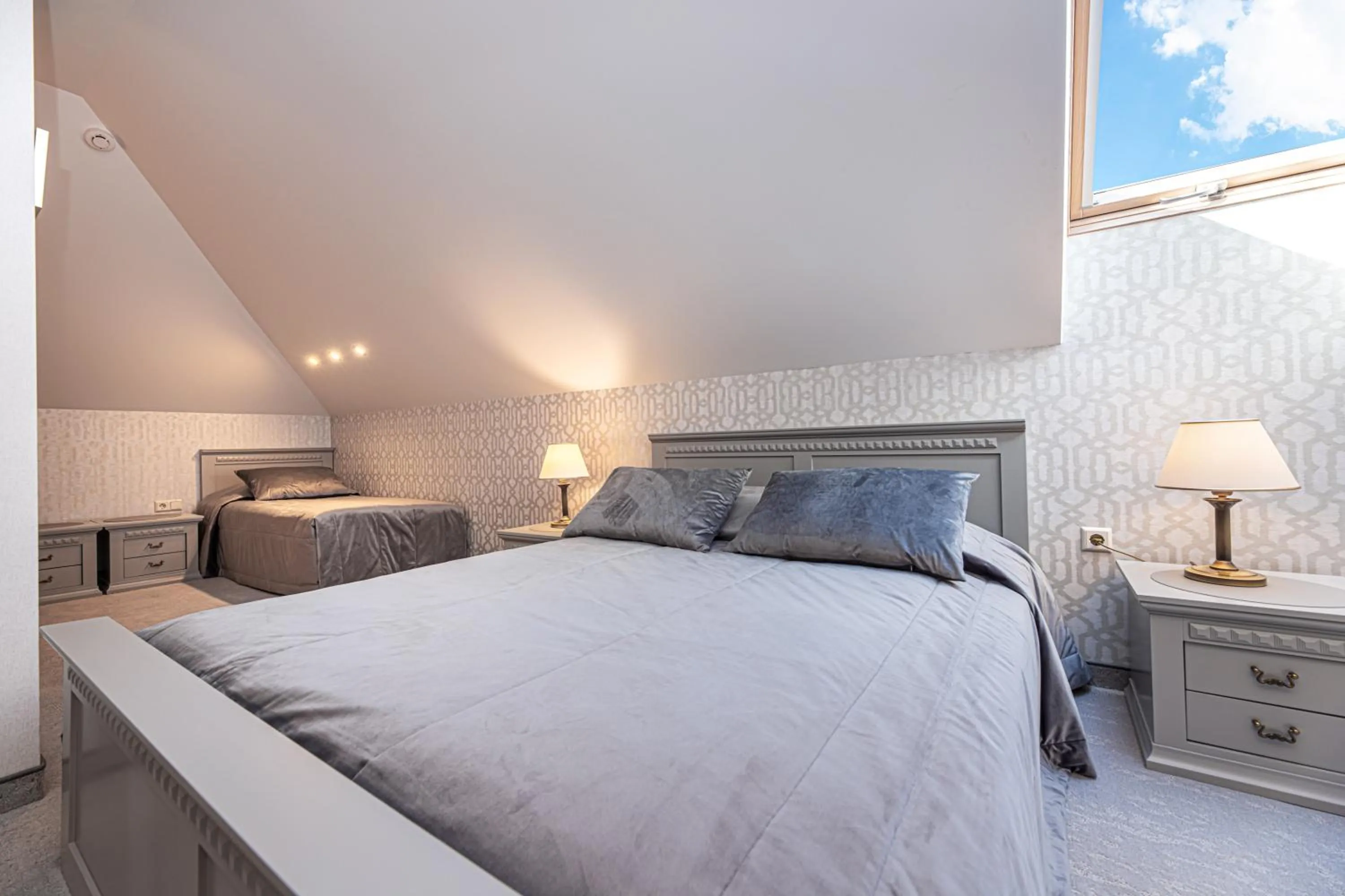 Bed in Senoji Hansa Hotel