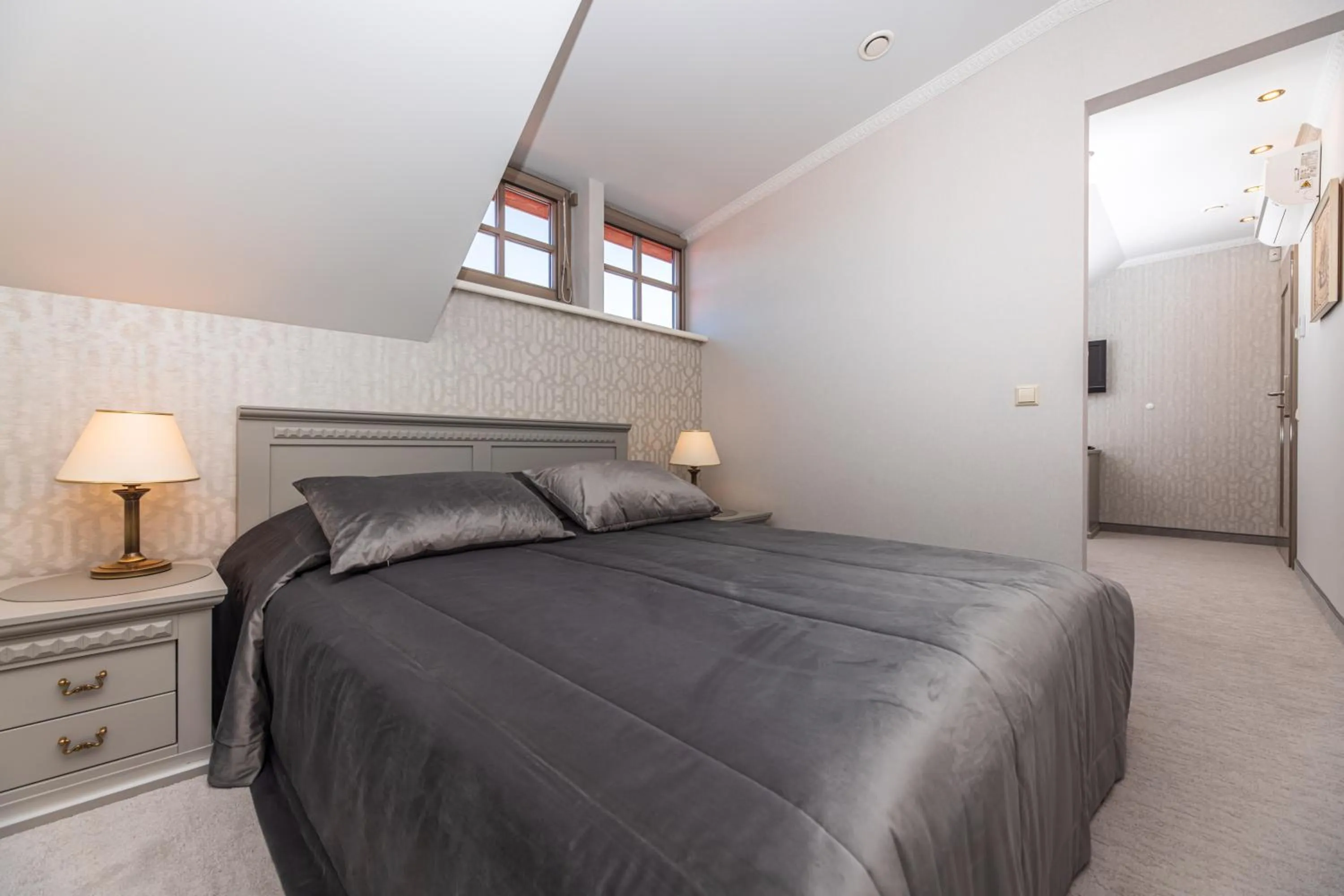 Bed in Senoji Hansa Hotel