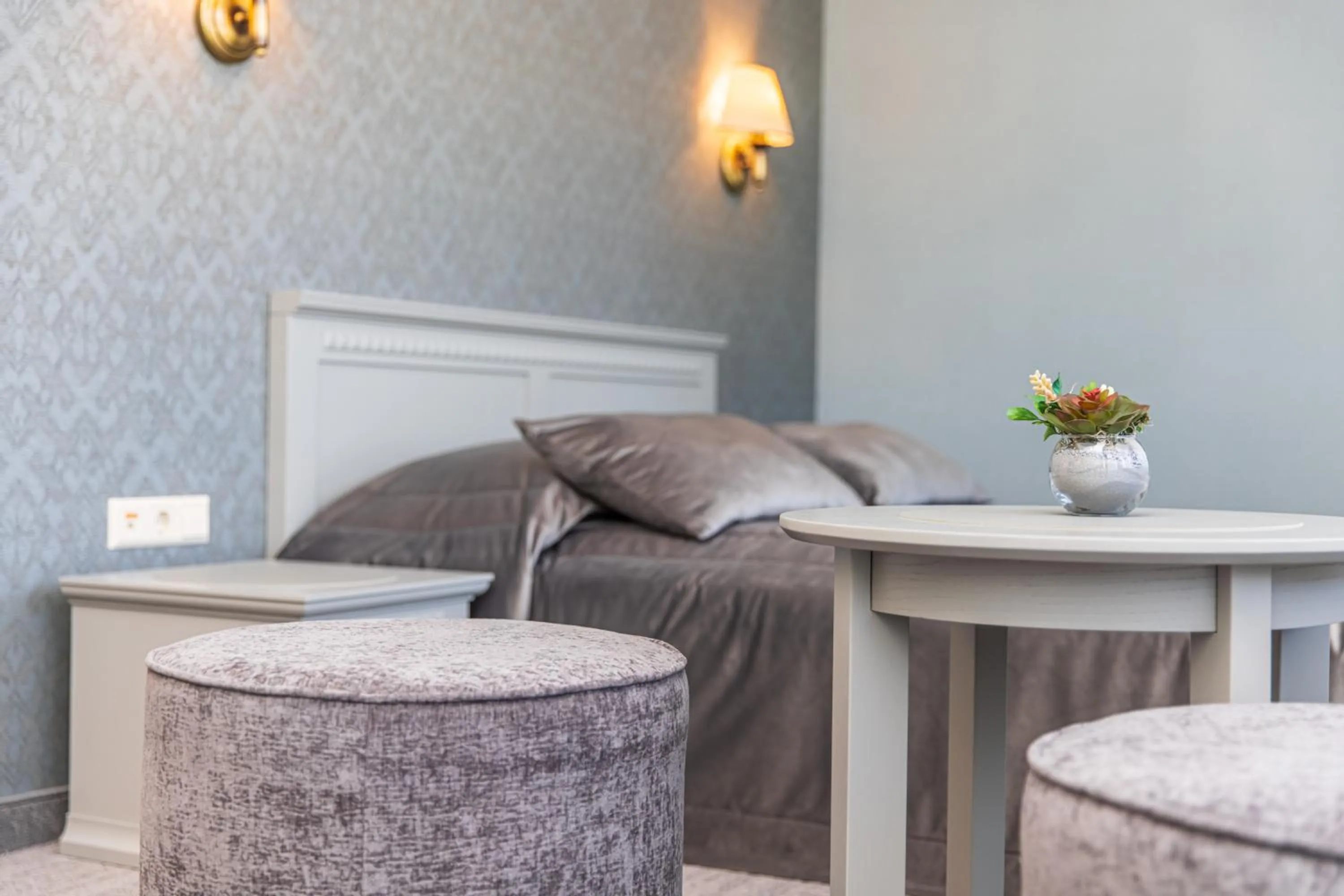 Seating area in Senoji Hansa Hotel