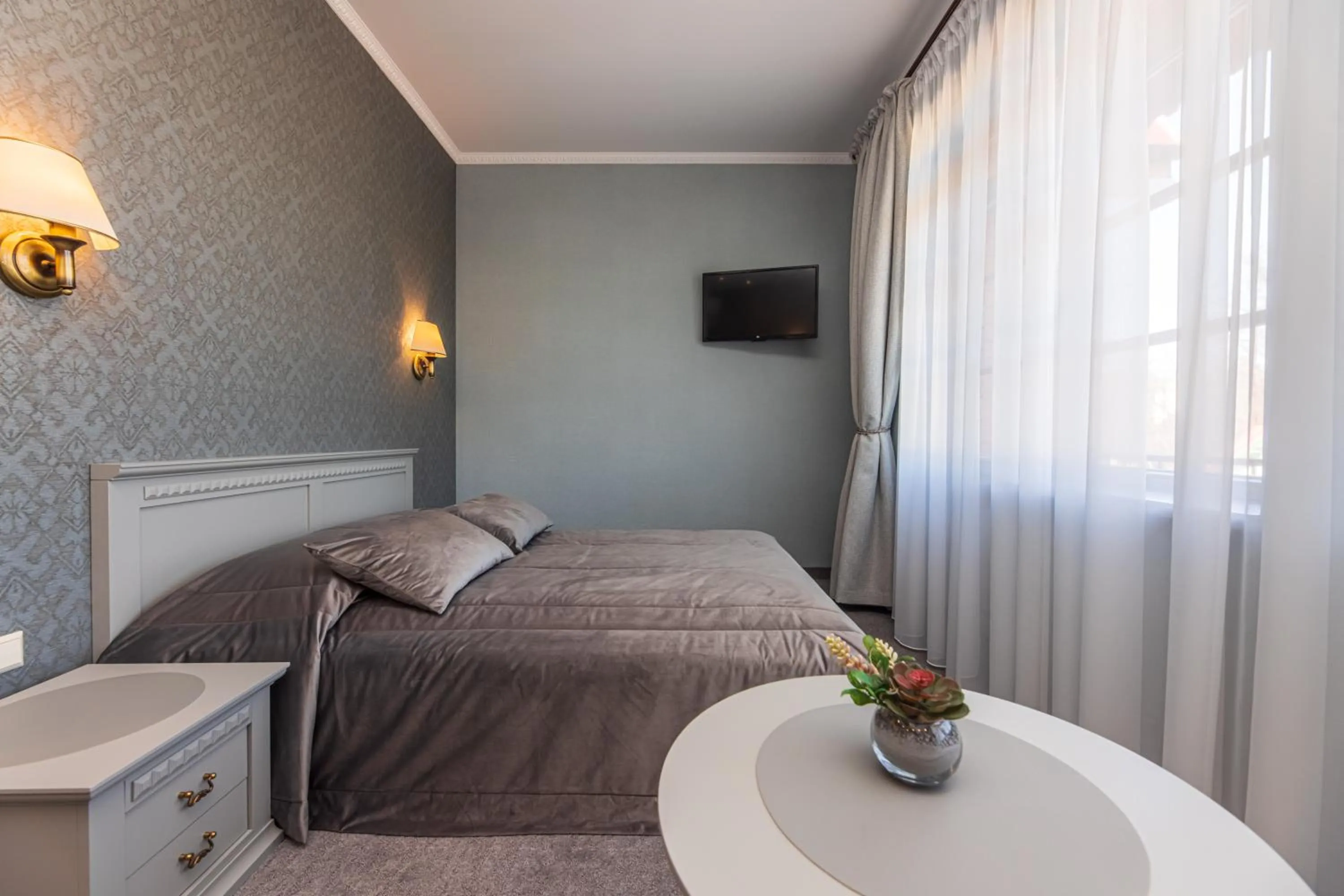 Bed in Senoji Hansa Hotel