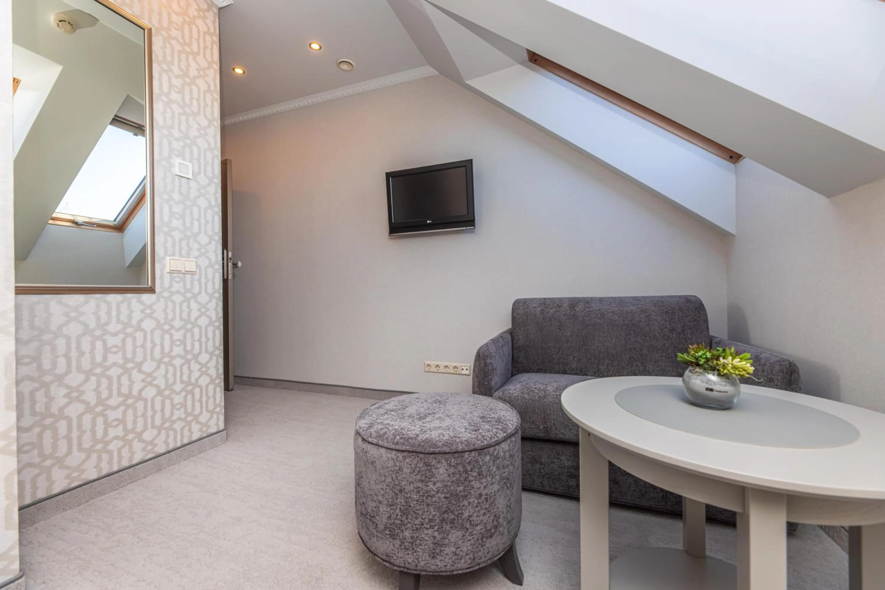 Seating area in Senoji Hansa Hotel