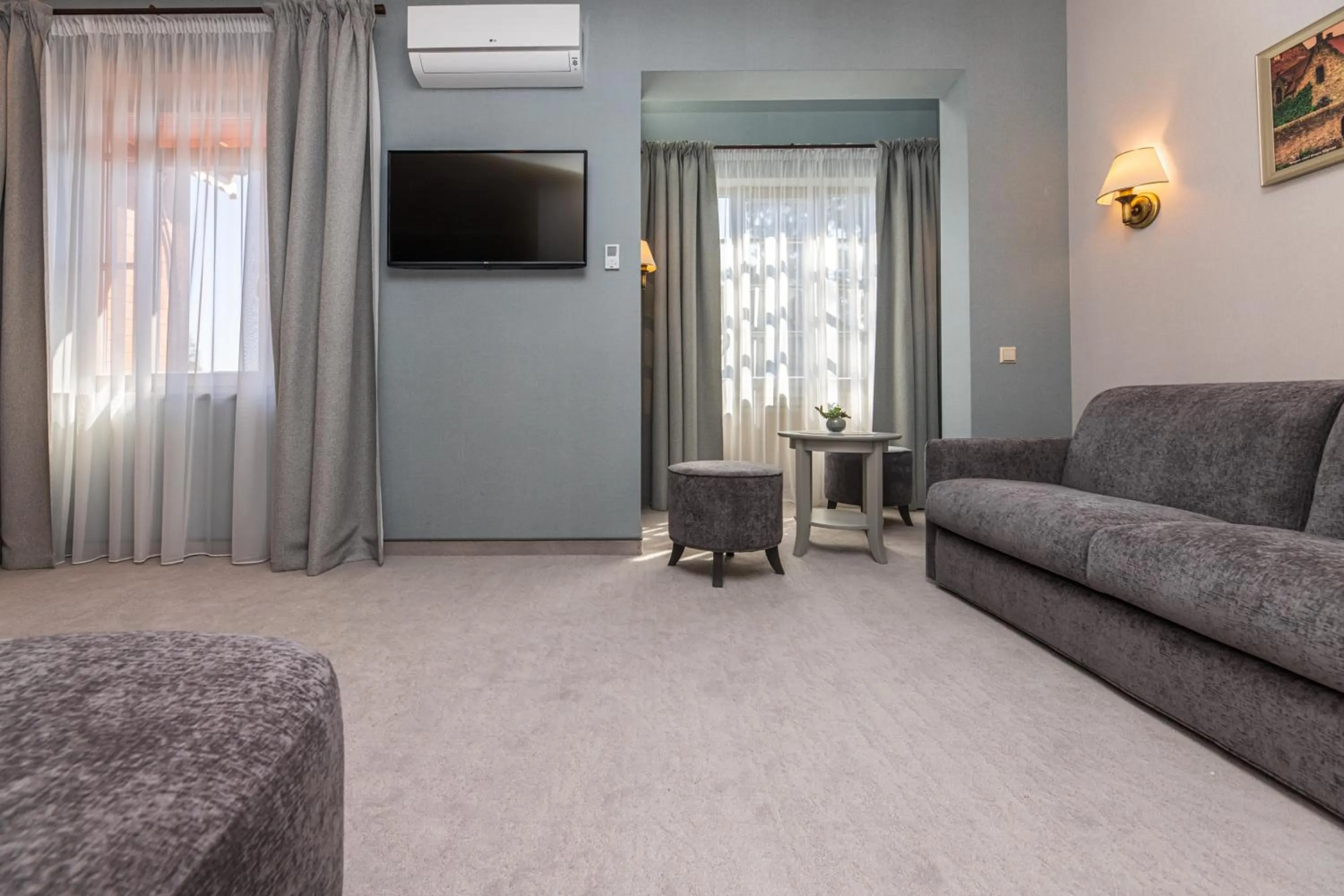 Communal lounge/ TV room in Senoji Hansa Hotel