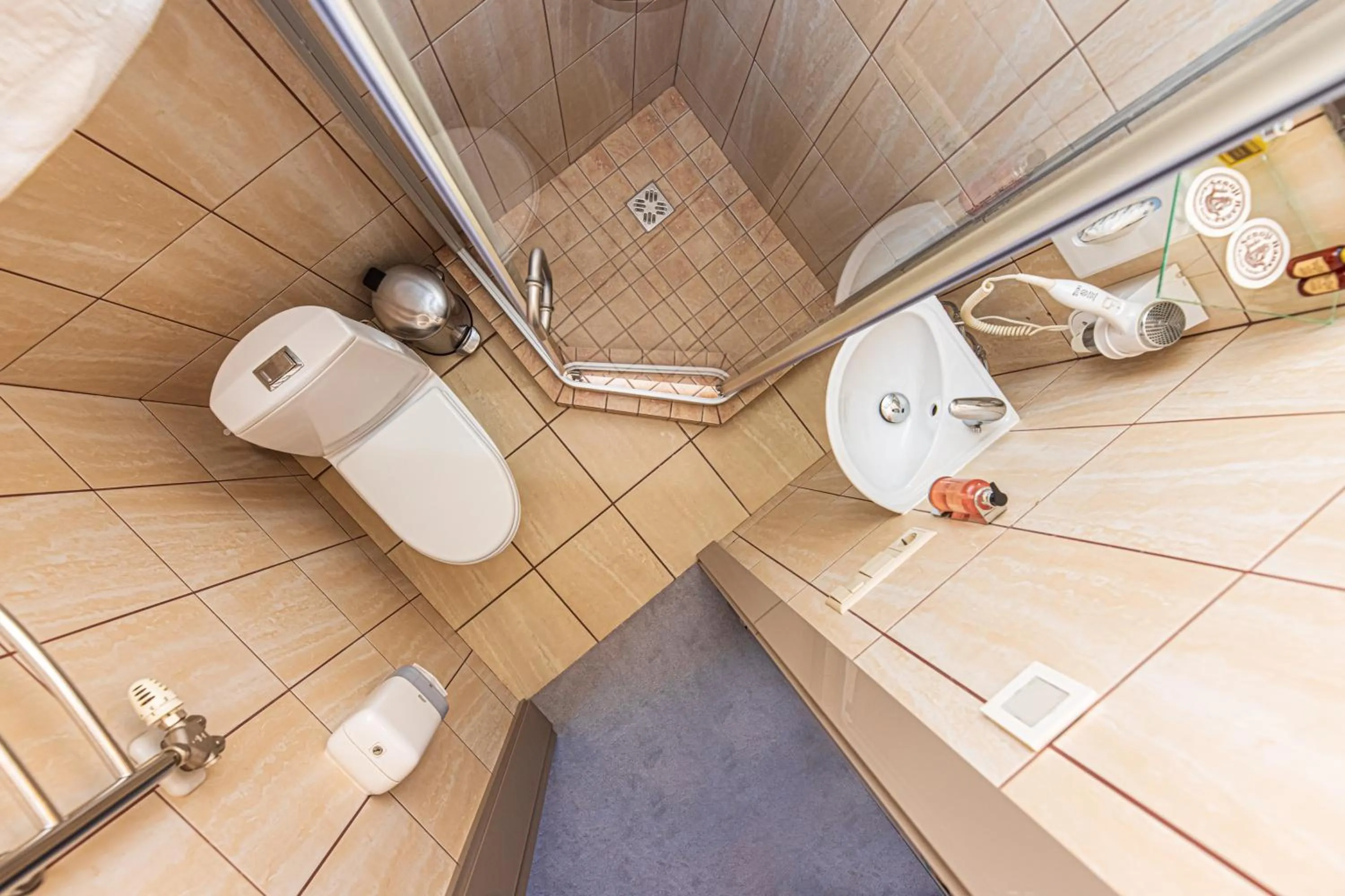 Bathroom in Senoji Hansa Hotel