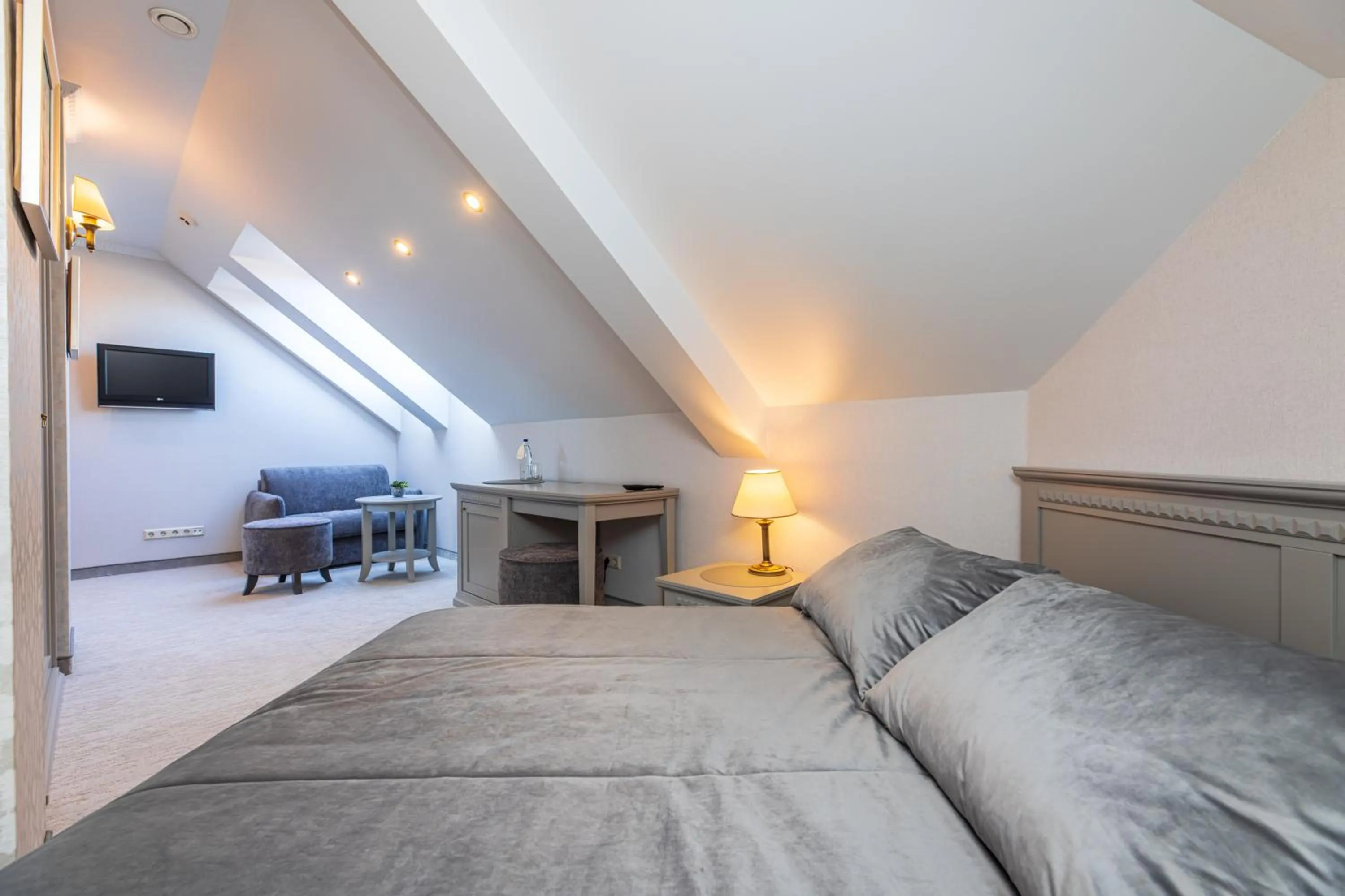 Photo of the whole room, Bed in Senoji Hansa Hotel