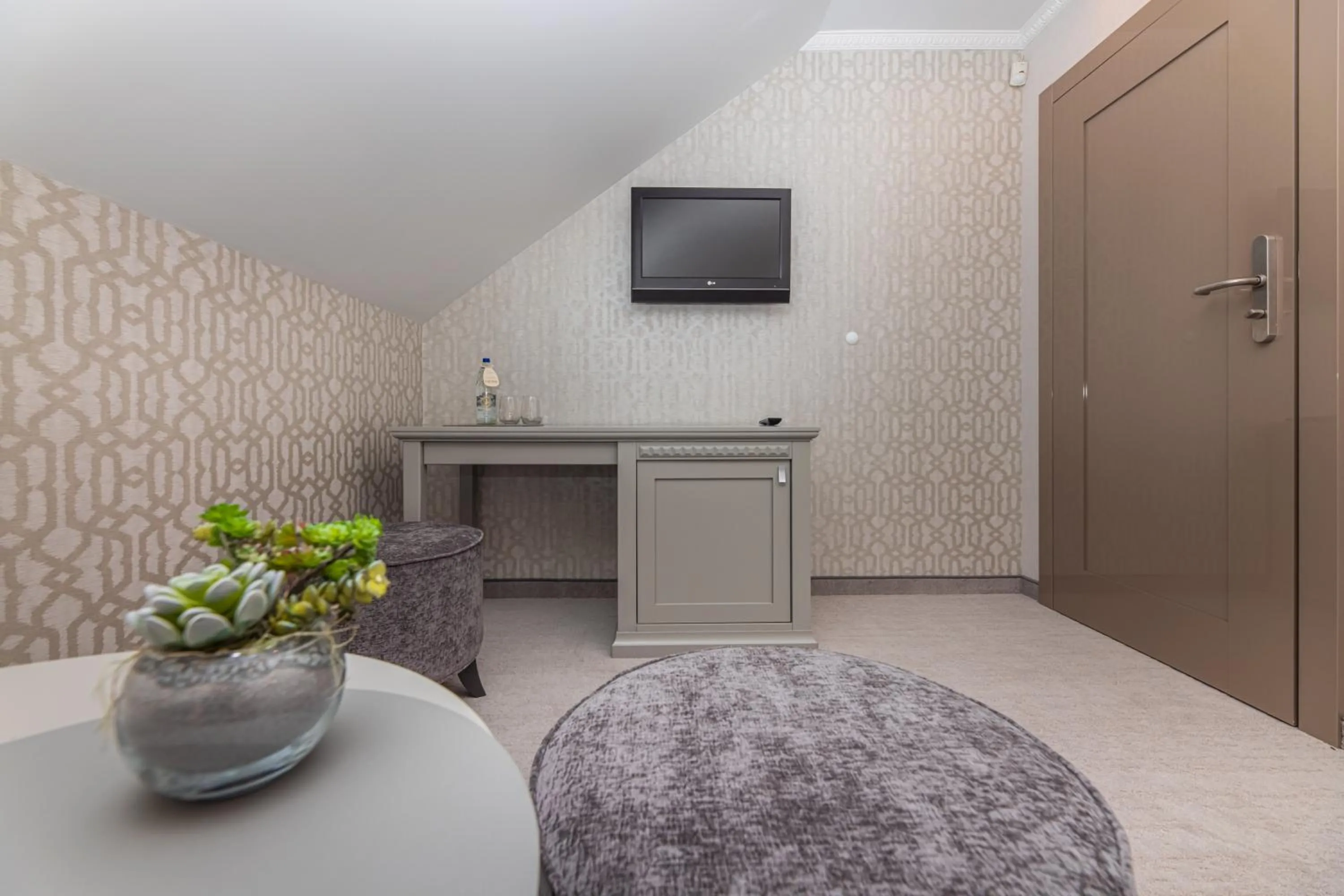 Seating area in Senoji Hansa Hotel